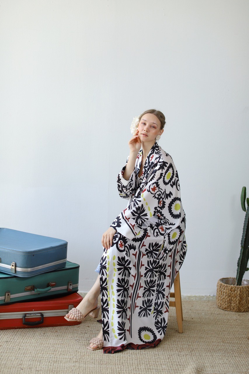 Saten Etnik Desen Kimono