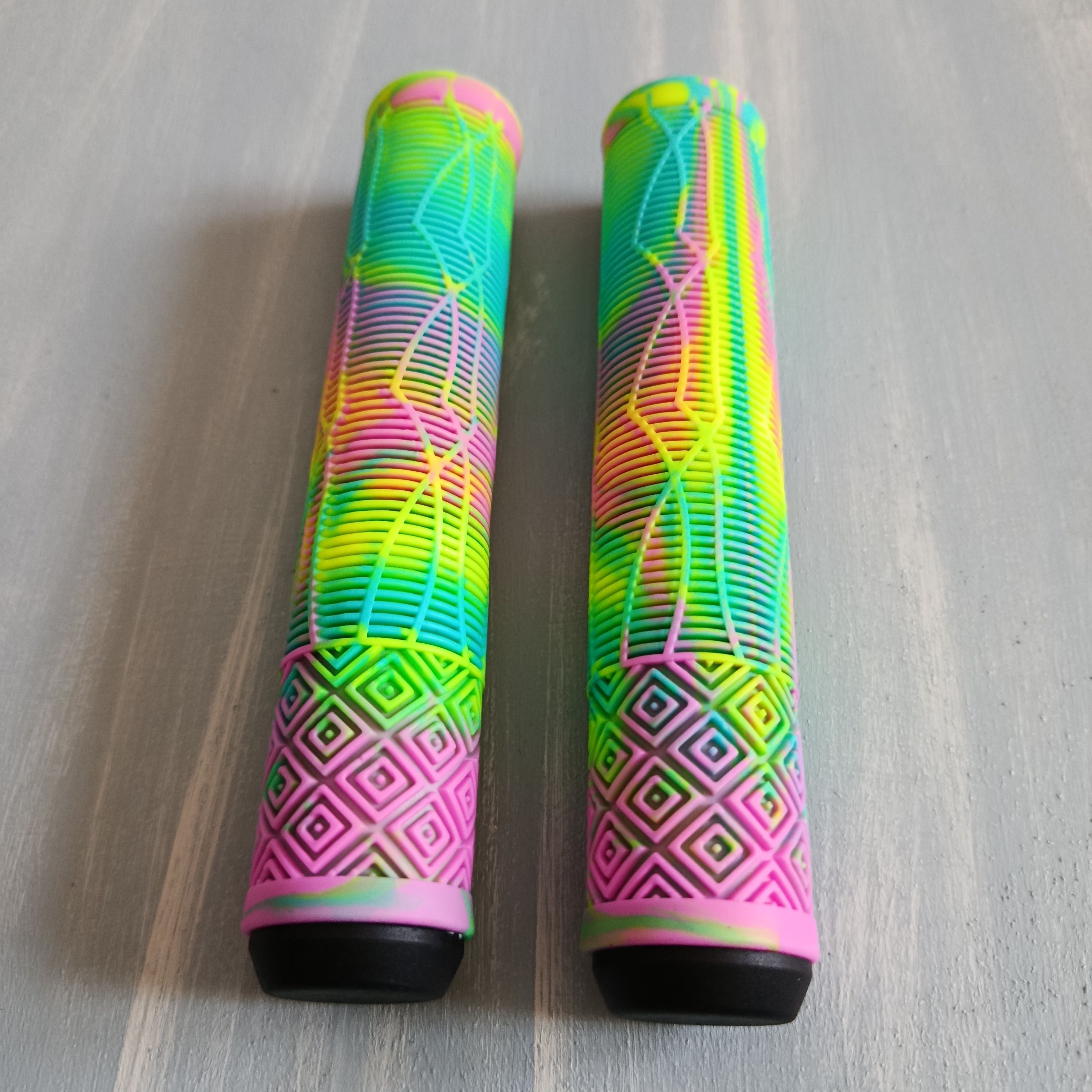 PEMBE YEŞİL SARI UZUN ELCİK 16 CM