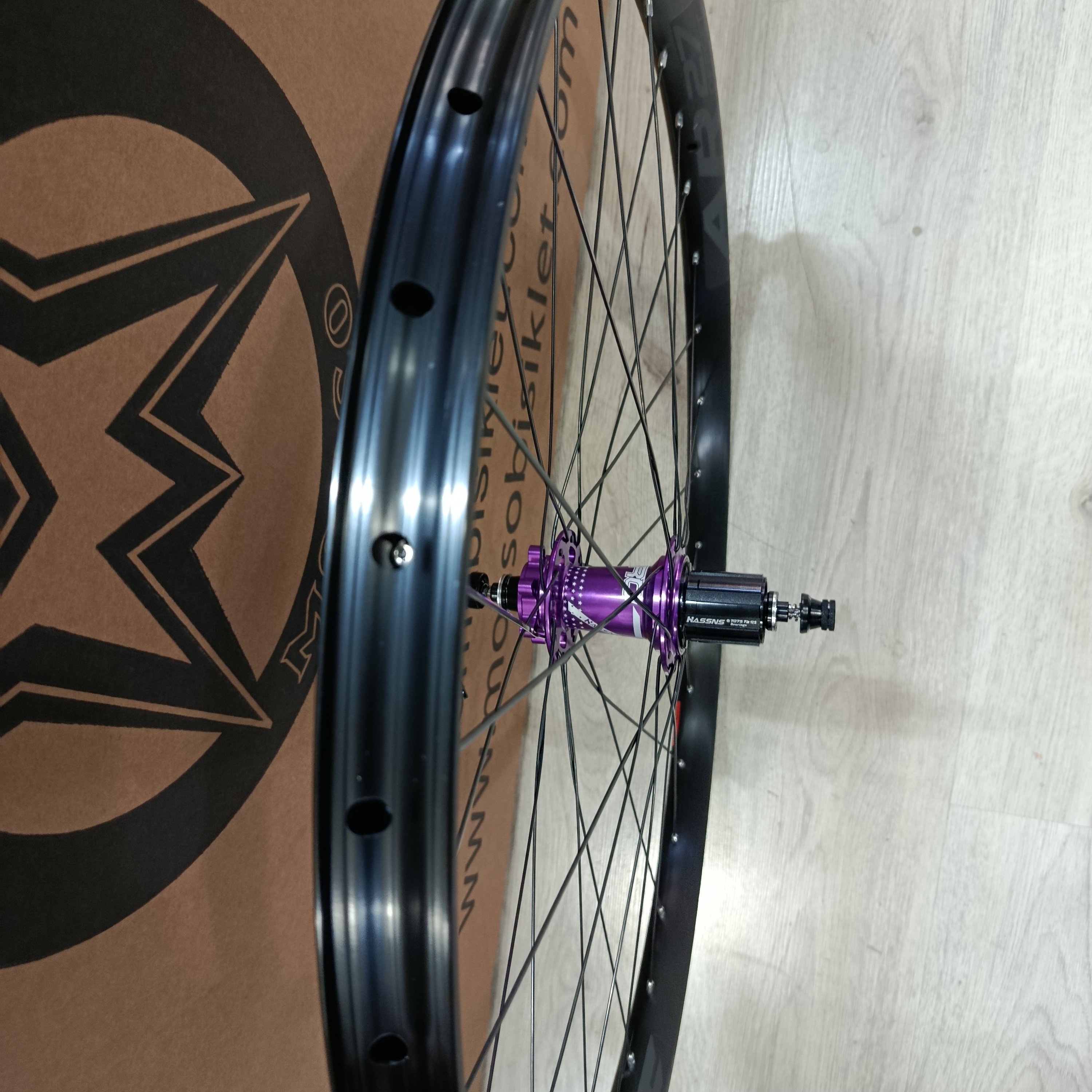 RACEFACE R27 JANT 27,5+DT SWİSS TELLER+HASSNS PRO7 GÖBEK MOR DİSK ARKA JANT