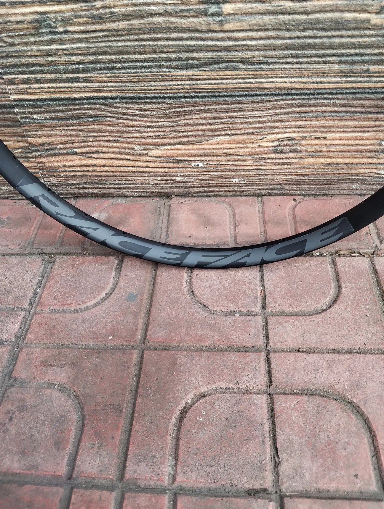 RACEFACE AR27 OFFSET 27MM İÇ 31MM DIŞ GENİŞLİK 29  DİSK JANT 32 DELİKLİ 470GR