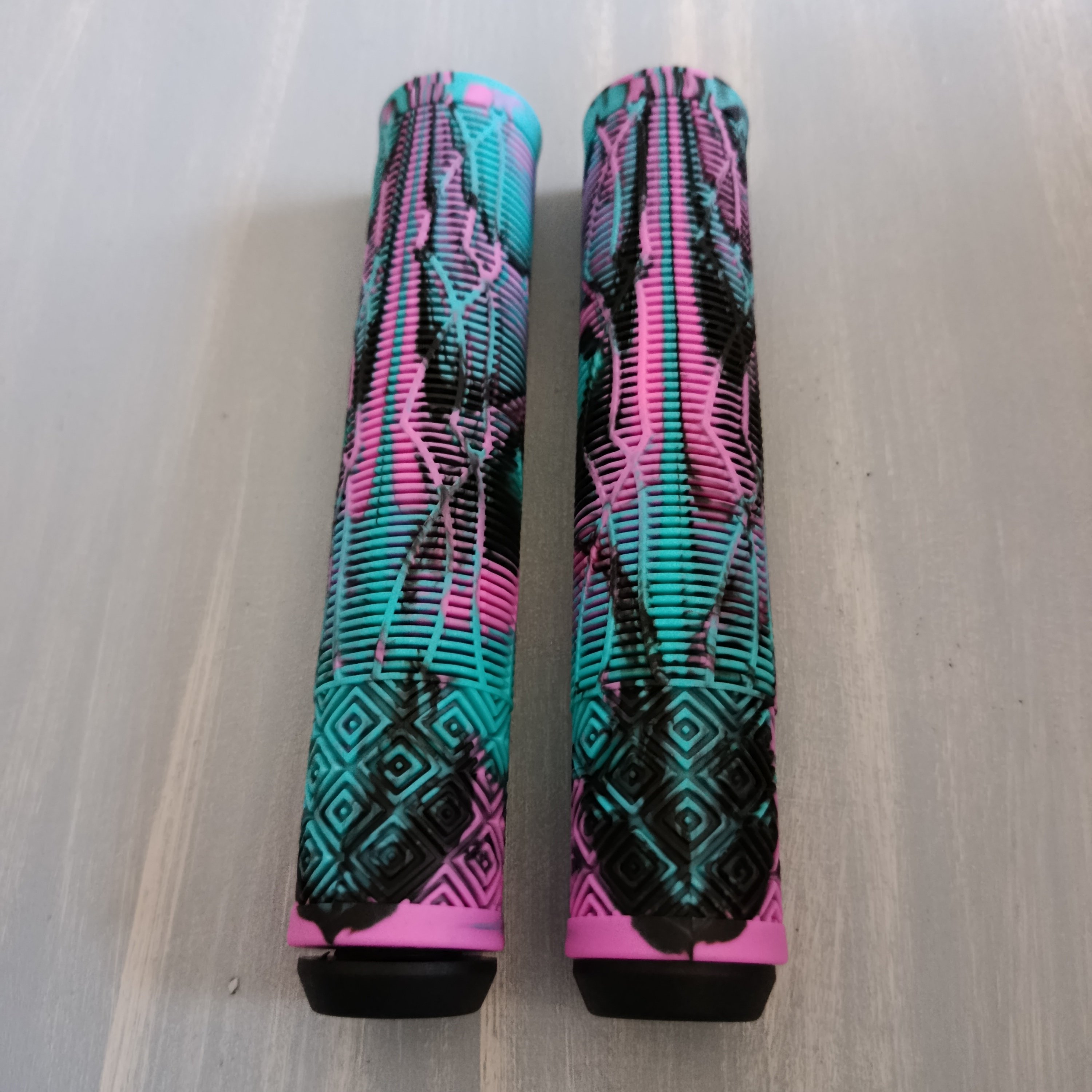 PEMBE SİYAH TURKUAZ UZUN ELCİK 16 CM
