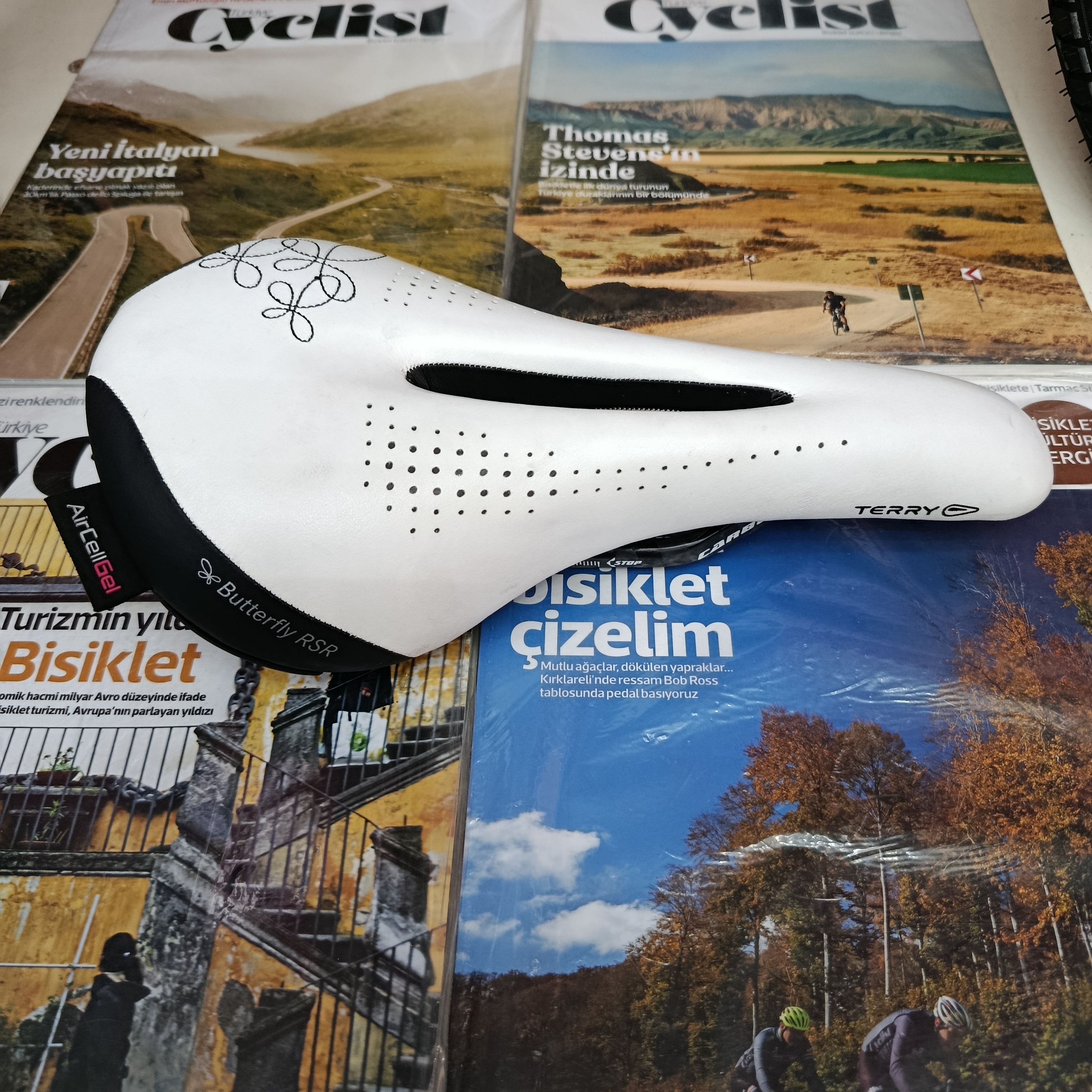 TERRY BUTTERFLY RSR AIRCELLGEL KARBON RAYLI BİSİKLET SELESİ BEYAZ SİYAH