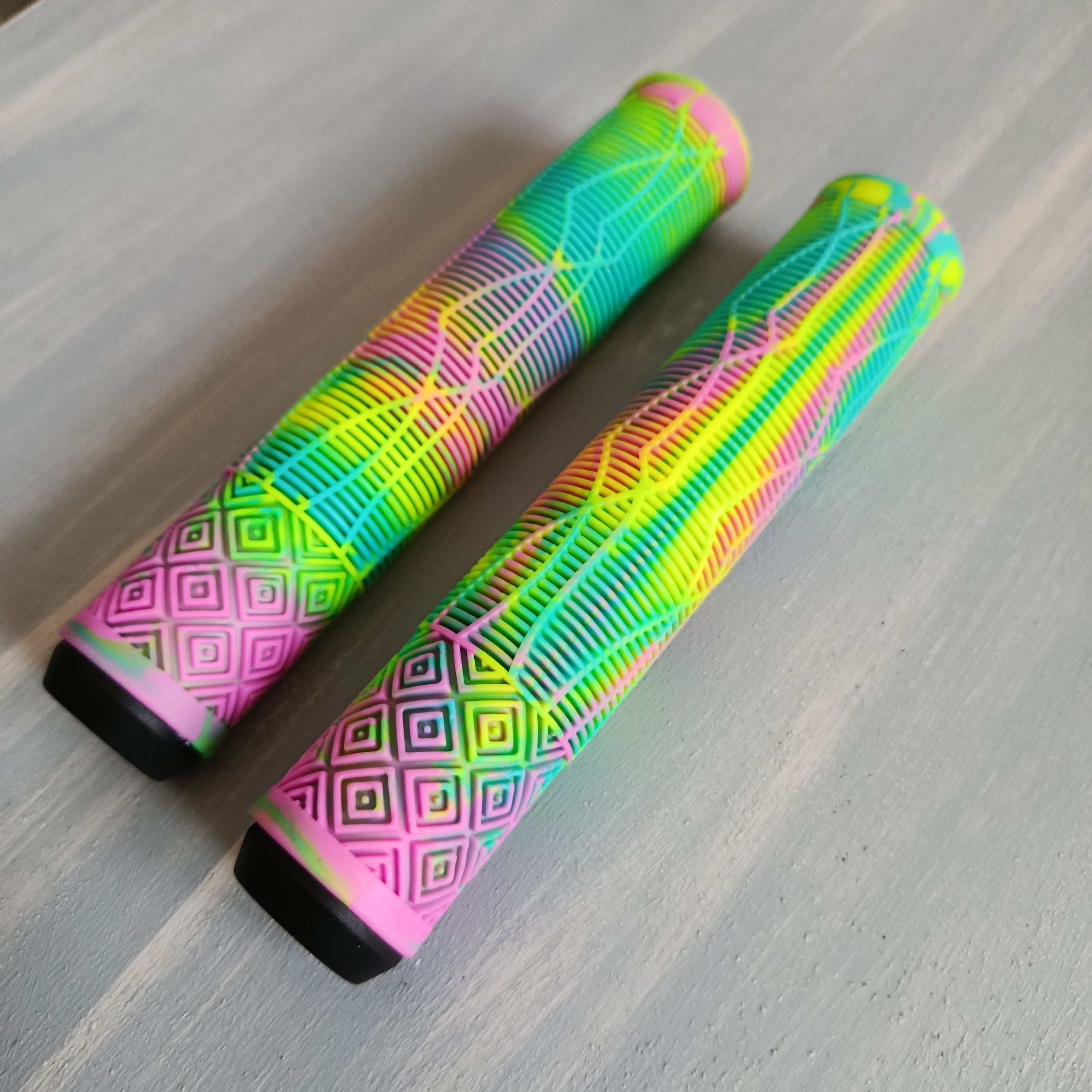 PEMBE YEŞİL SARI UZUN ELCİK 16 CM