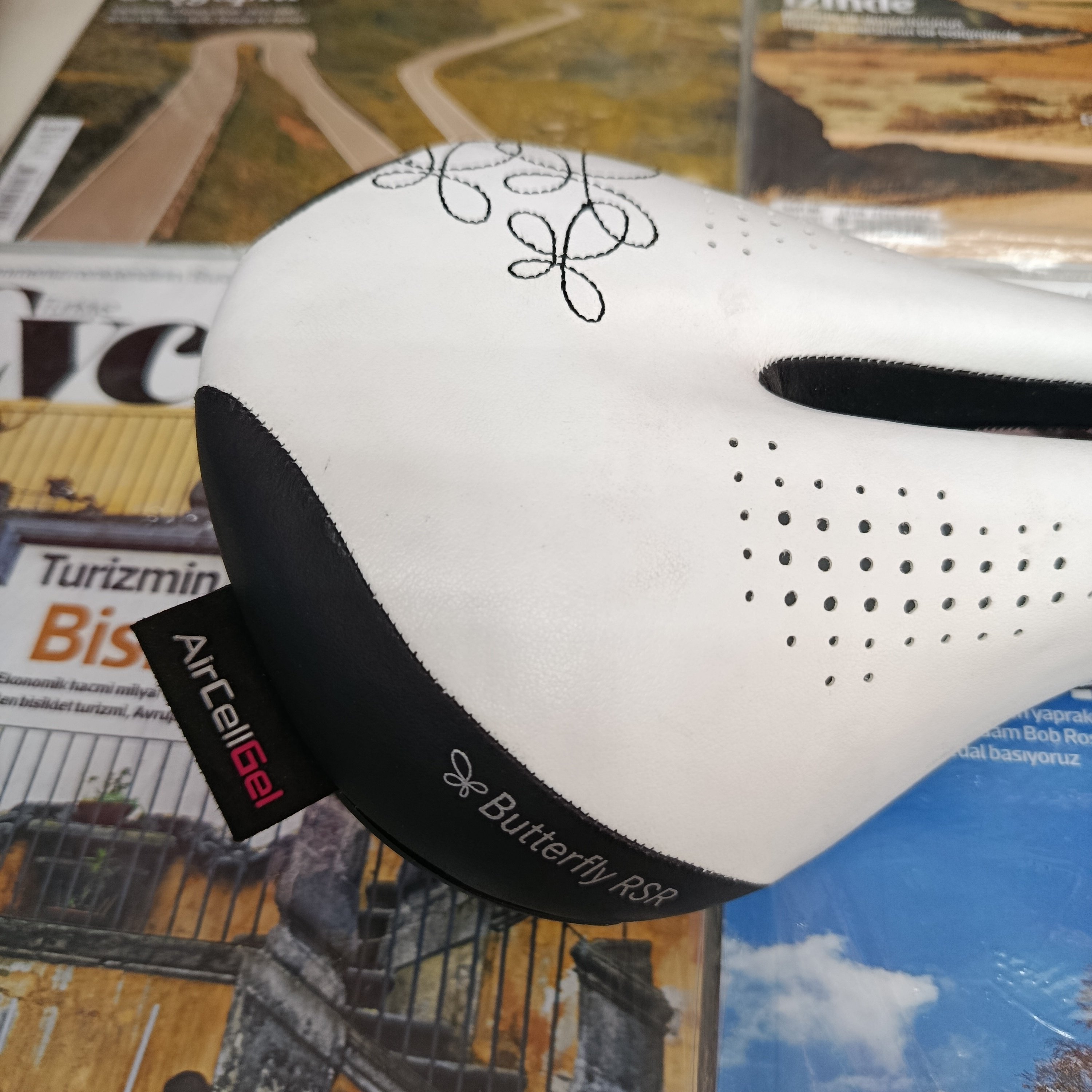 TERRY BUTTERFLY RSR AIRCELLGEL KARBON RAYLI BİSİKLET SELESİ BEYAZ SİYAH