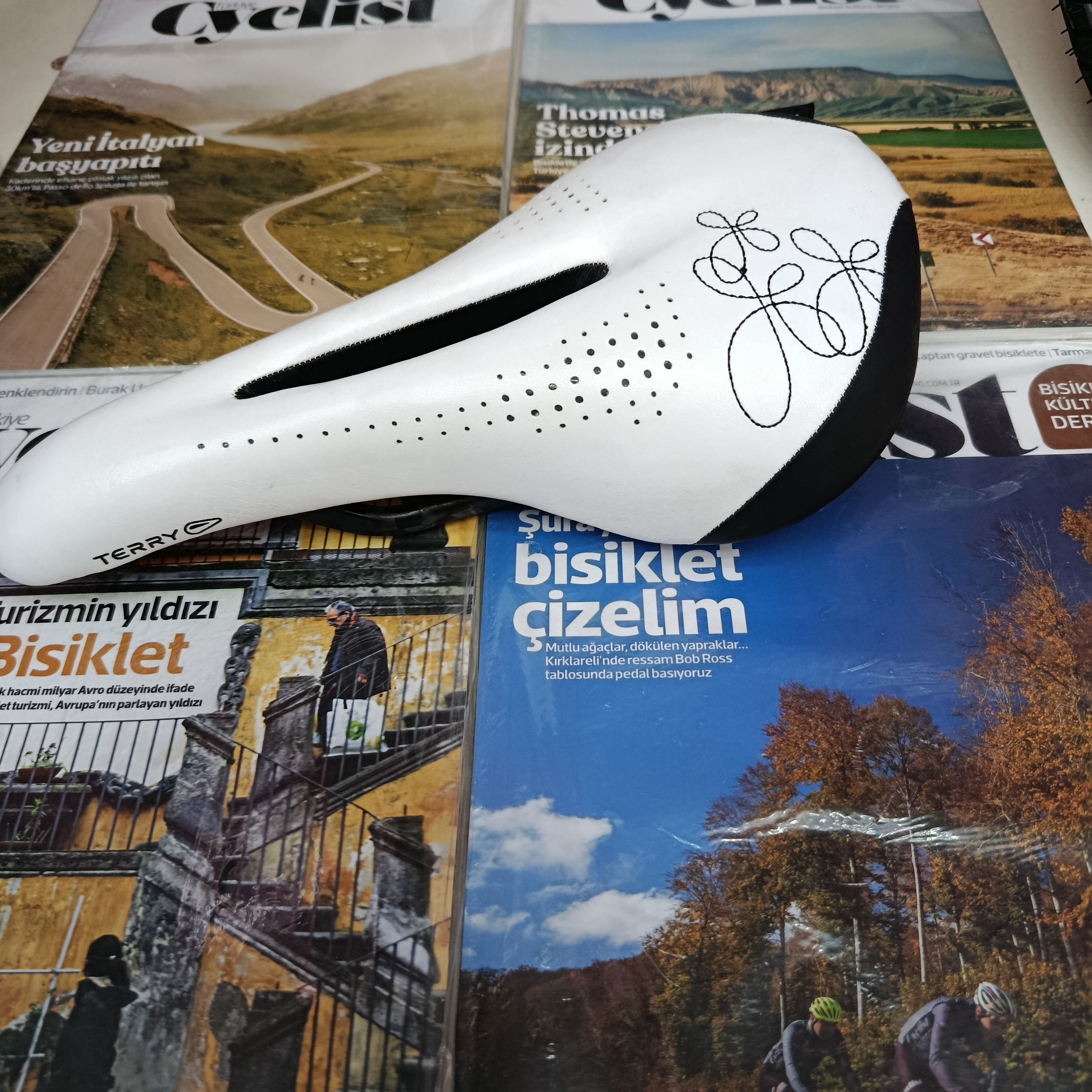 TERRY BUTTERFLY RSR AIRCELLGEL KARBON RAYLI BİSİKLET SELESİ BEYAZ SİYAH
