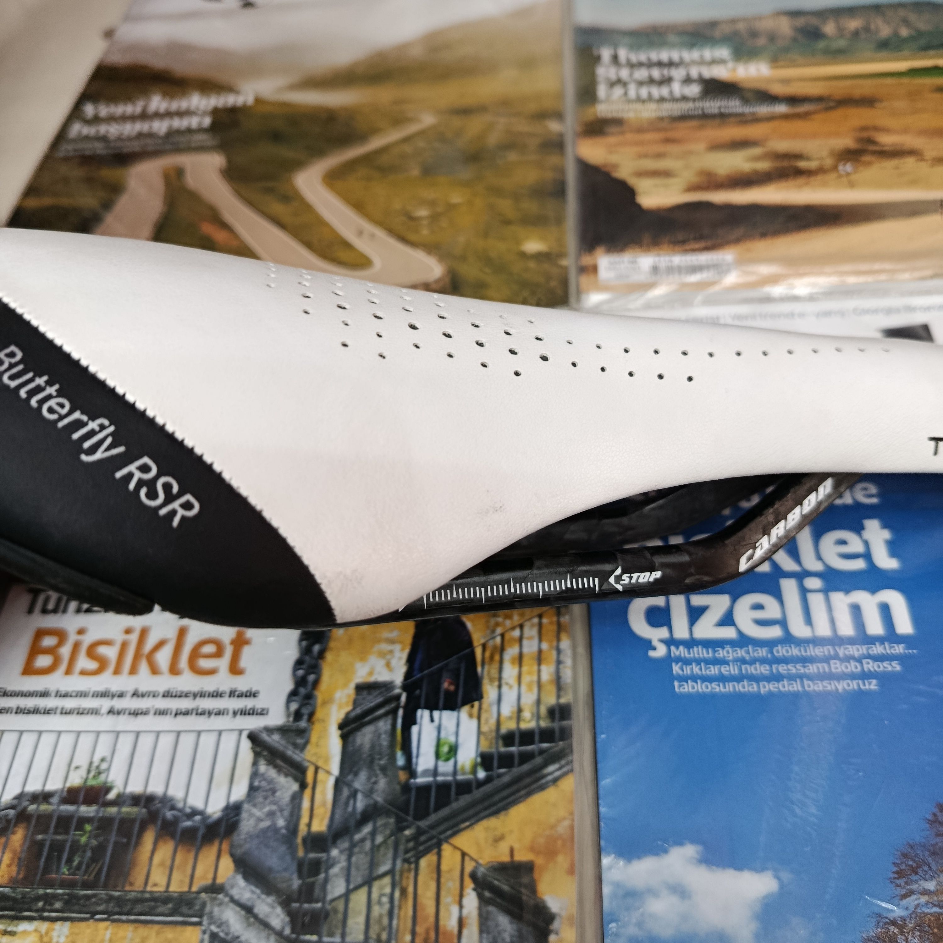 TERRY BUTTERFLY RSR AIRCELLGEL KARBON RAYLI BİSİKLET SELESİ BEYAZ SİYAH