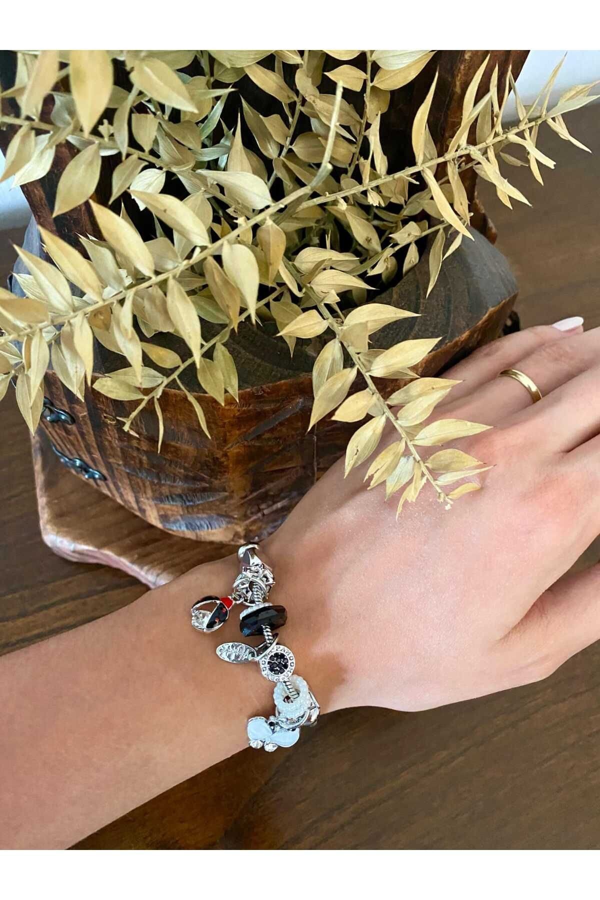 Gümüş Rengi Çeşitli Siyah Figürlü Charm Bileklik