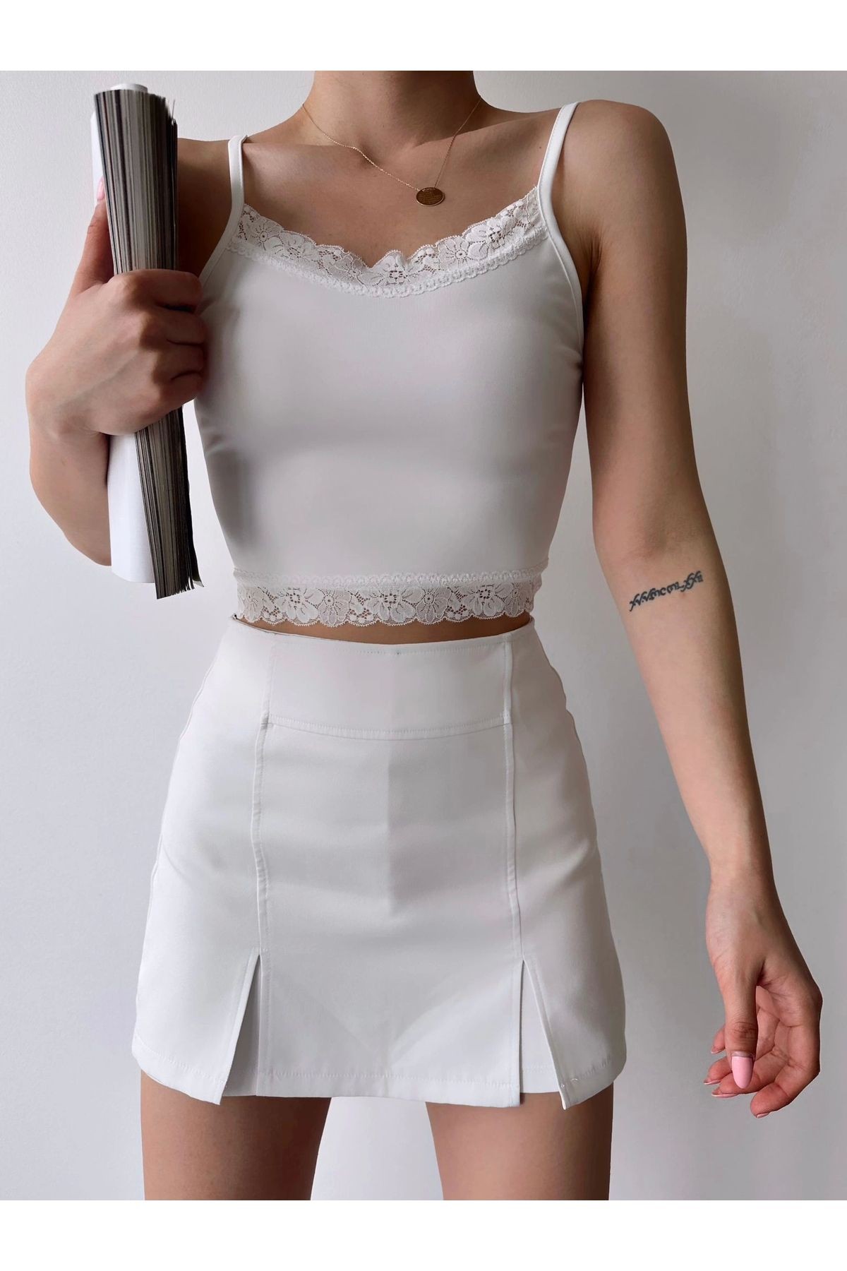 Dantel Detay Askılı Crop-BEYAZ