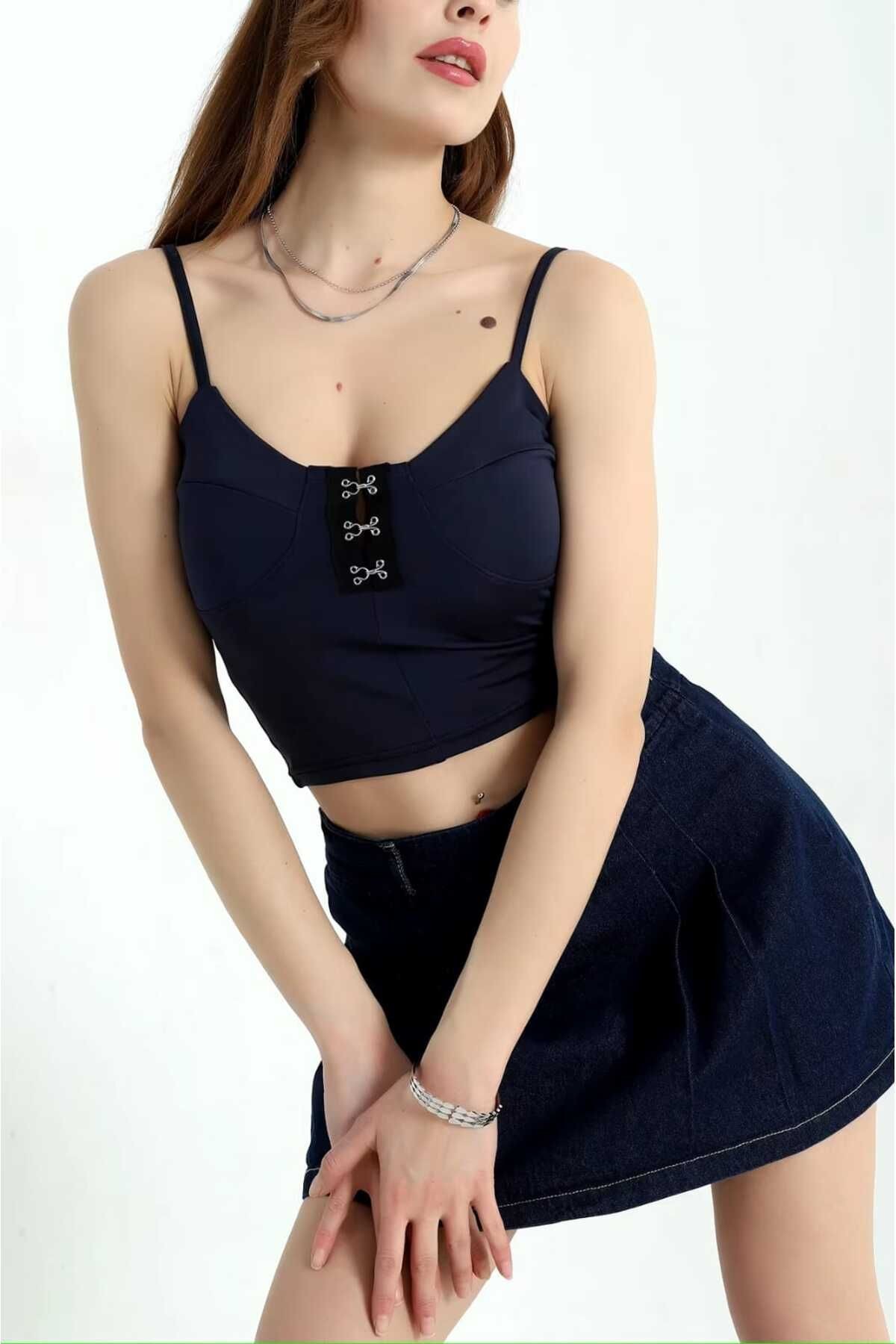 Önü Agraflı İp Askılı Crop Bluz
