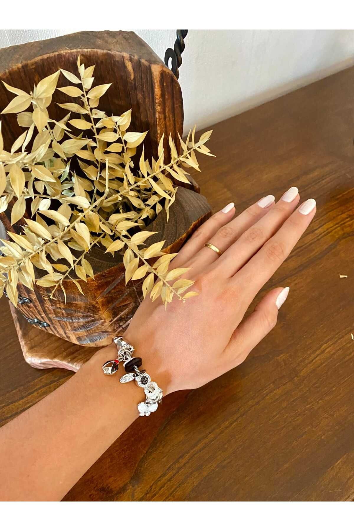 Gümüş Rengi Çeşitli Siyah Figürlü Charm Bileklik