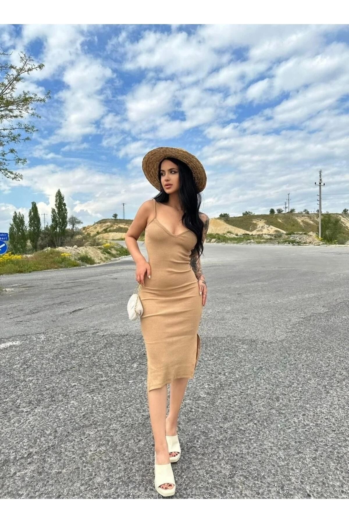 Bej Çift Yırtmaçlı Kaşkorse Elbise