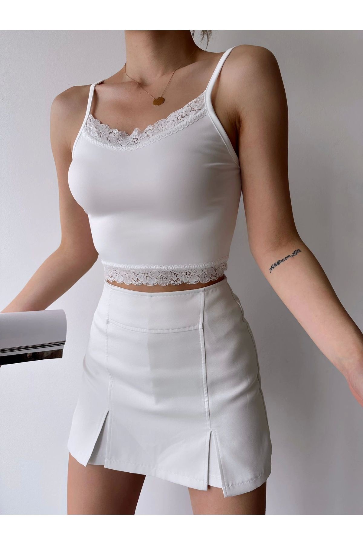 Dantel Detay Askılı Crop-BEYAZ