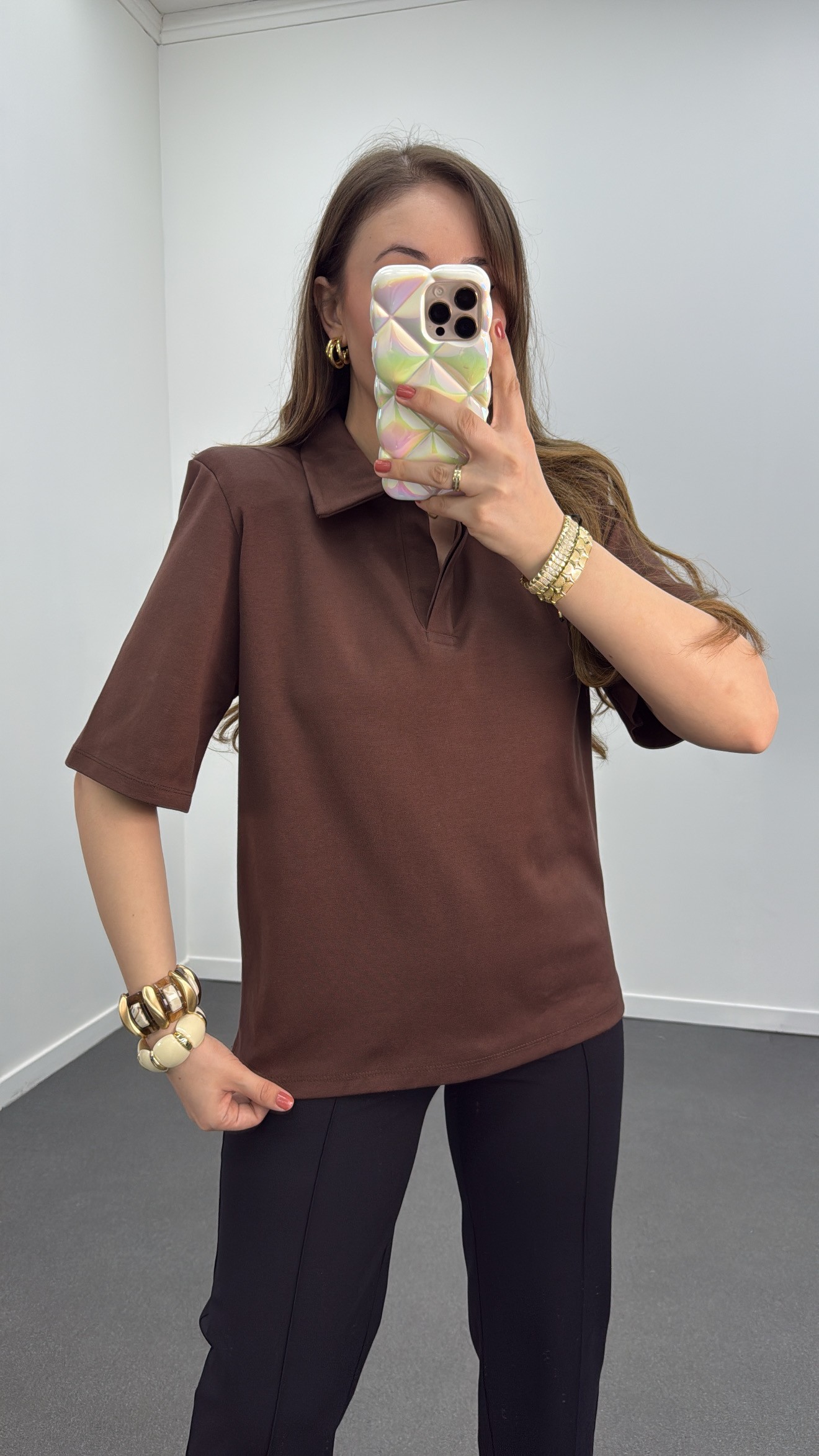 Tricou căptușit maro cu gât polo