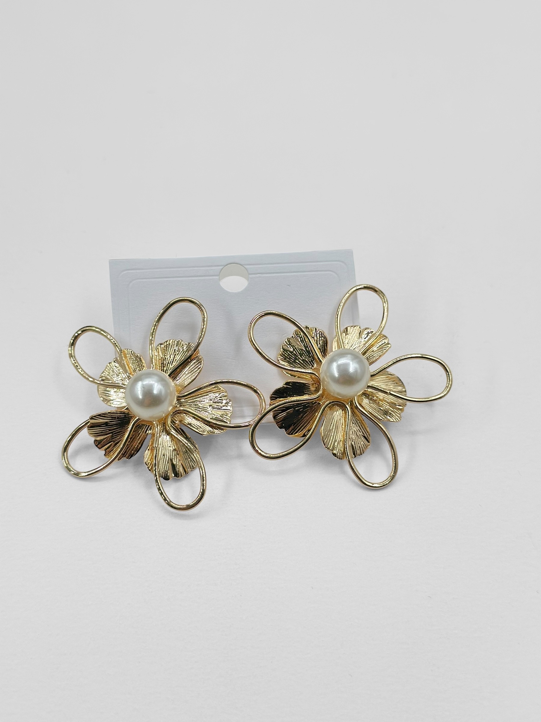 Cercei cu flori subțiri delicate