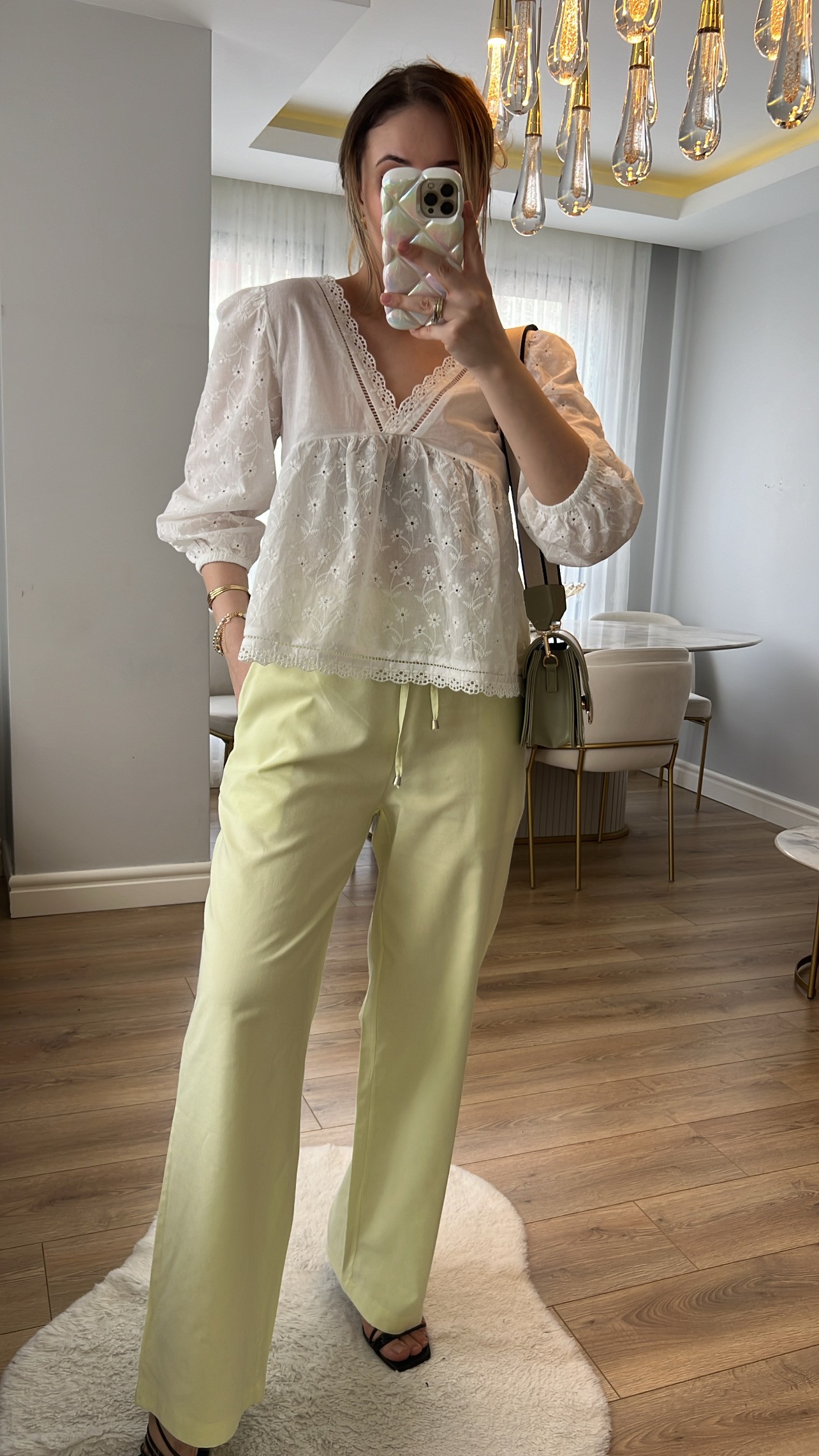 Angelia Beyaz Fisto İşlemeli Sırt Detaylı Bluz