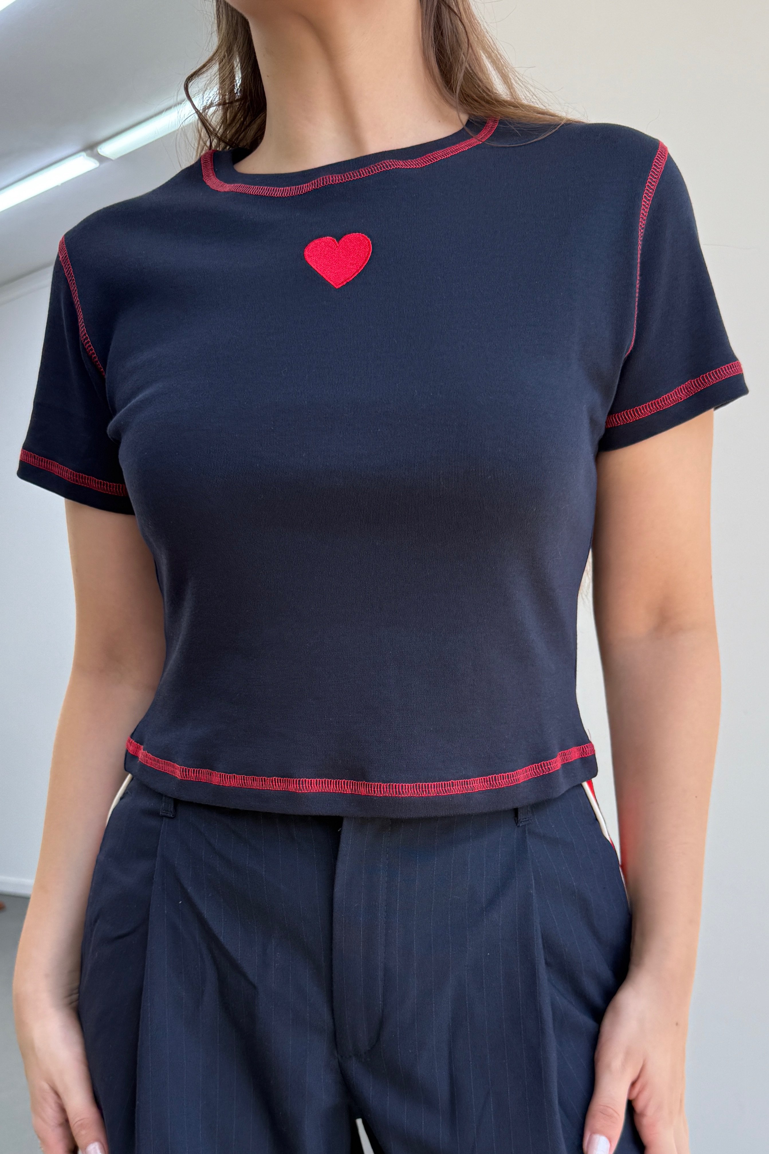 Lacivert Kalp Nakışlı %100 Pamuk Tshirt 
