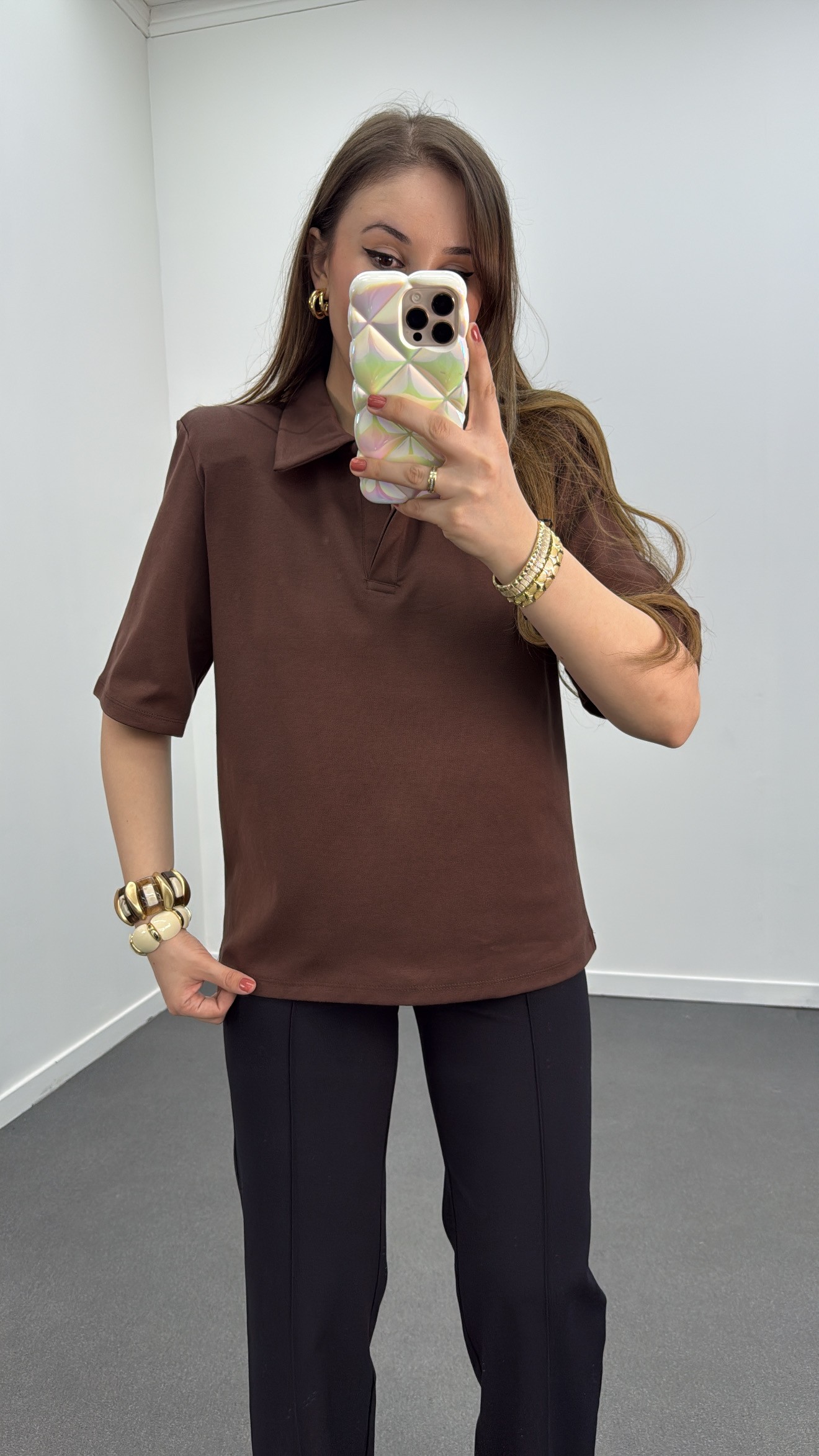 Tricou căptușit maro cu gât polo
