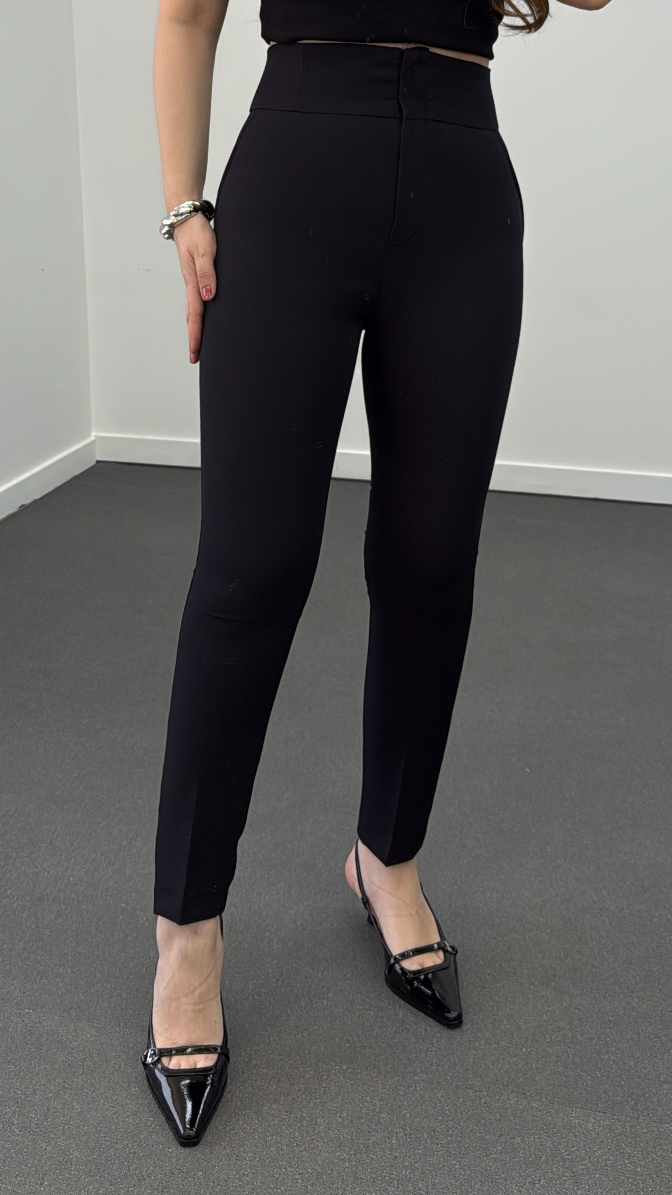 Pantaloni subțiri din material negru cu talie super înaltă Hester