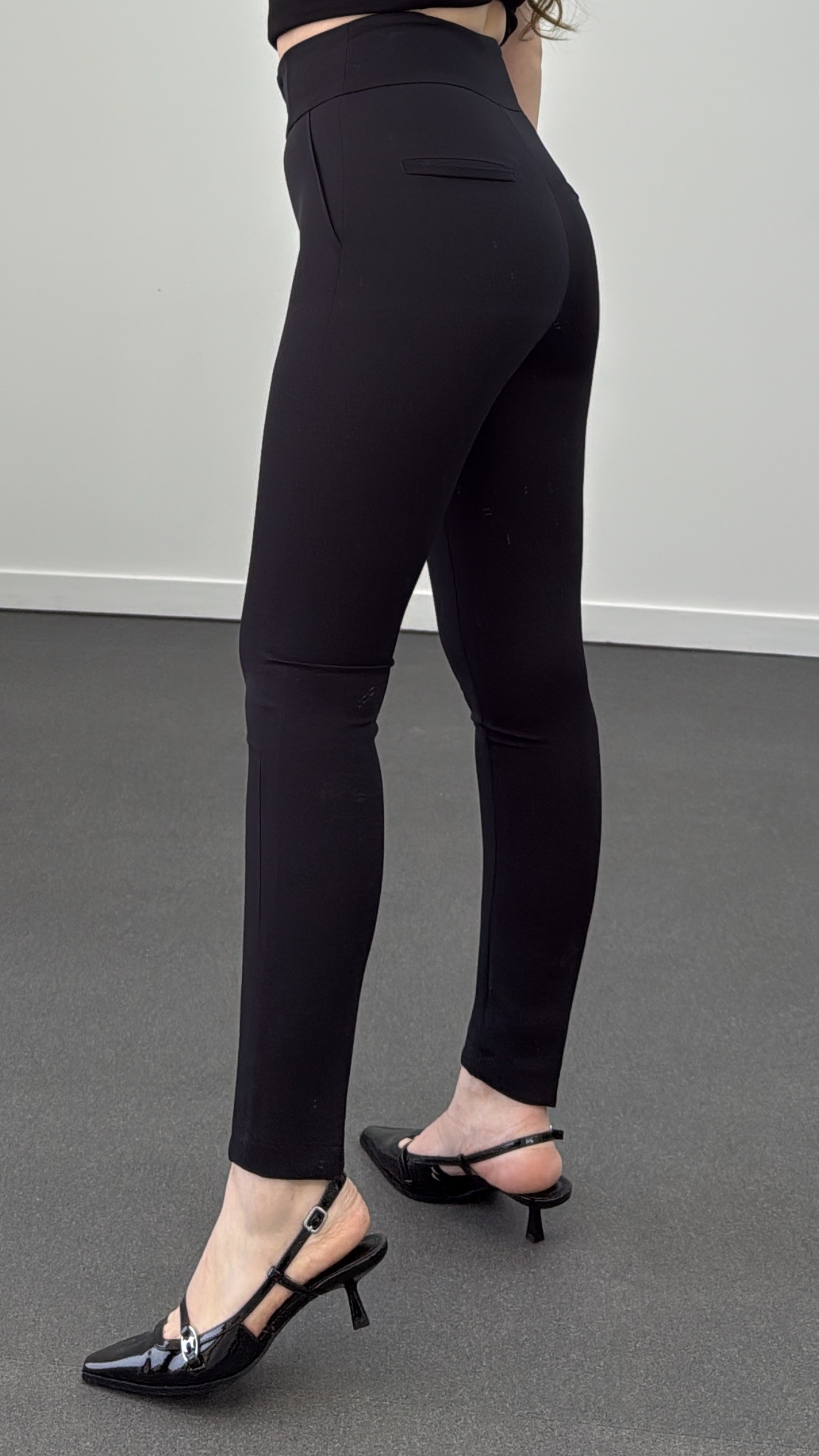 Pantaloni subțiri din material negru cu talie super înaltă Hester