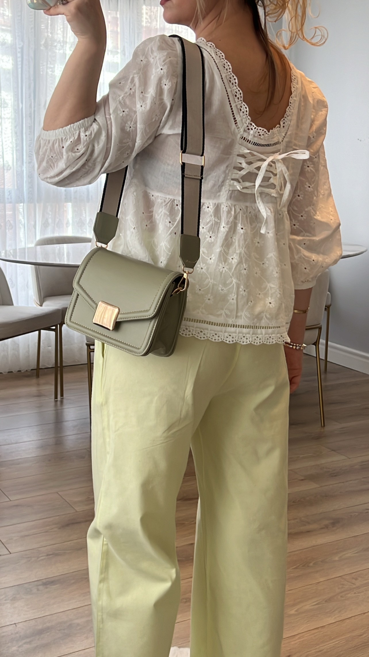 Angelia Beyaz Fisto İşlemeli Sırt Detaylı Bluz