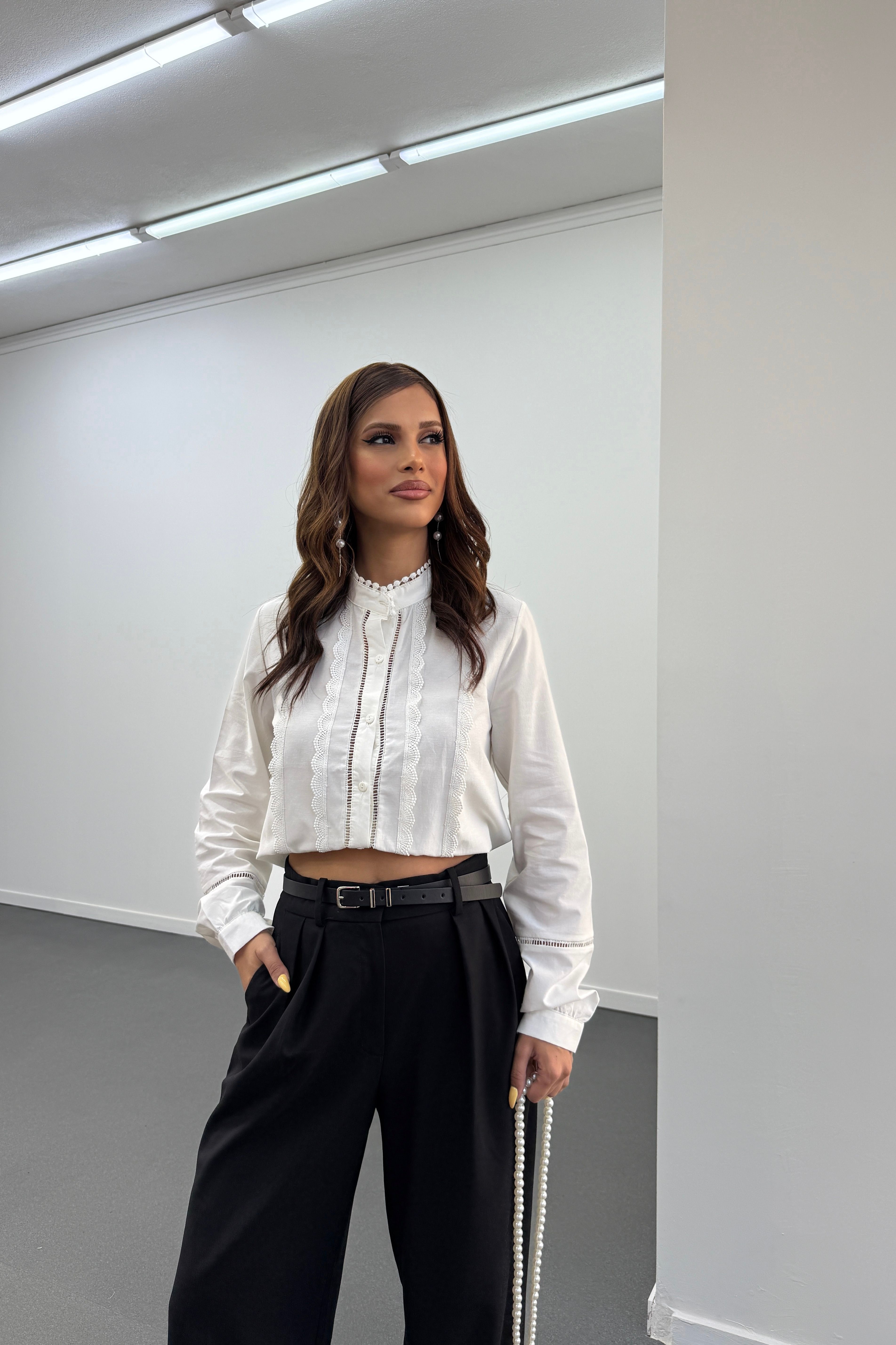 Negin Hakim Yaka Dantel İşlemeli Gömlek