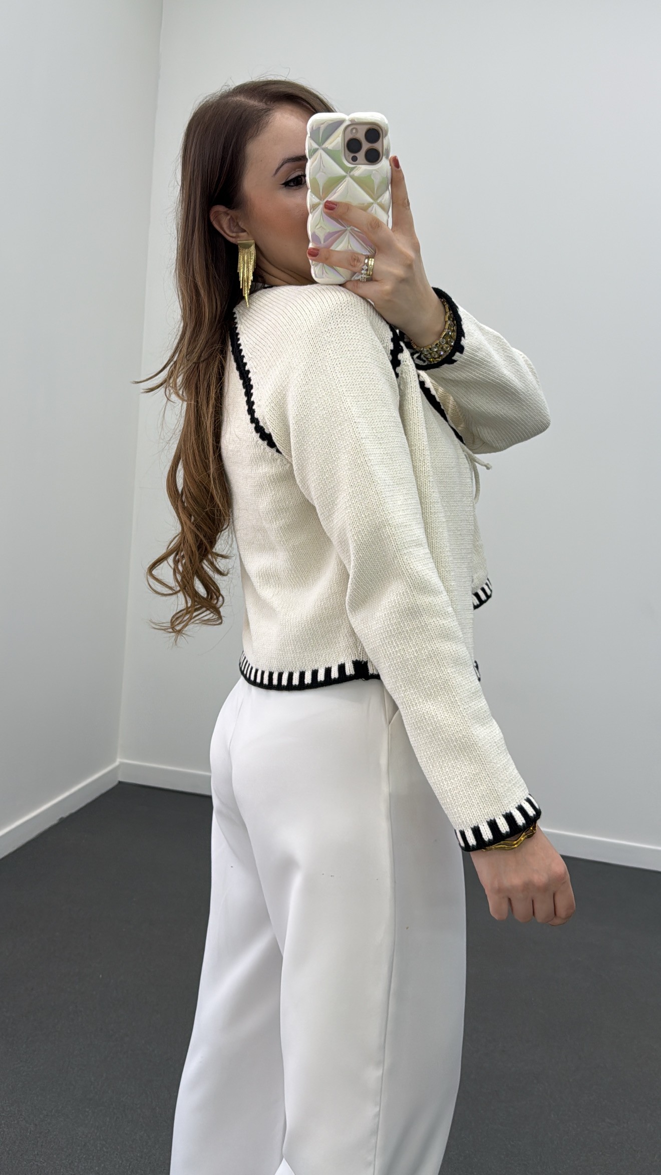 Cardigan Afra Crem Negru cu Cusături Contrast