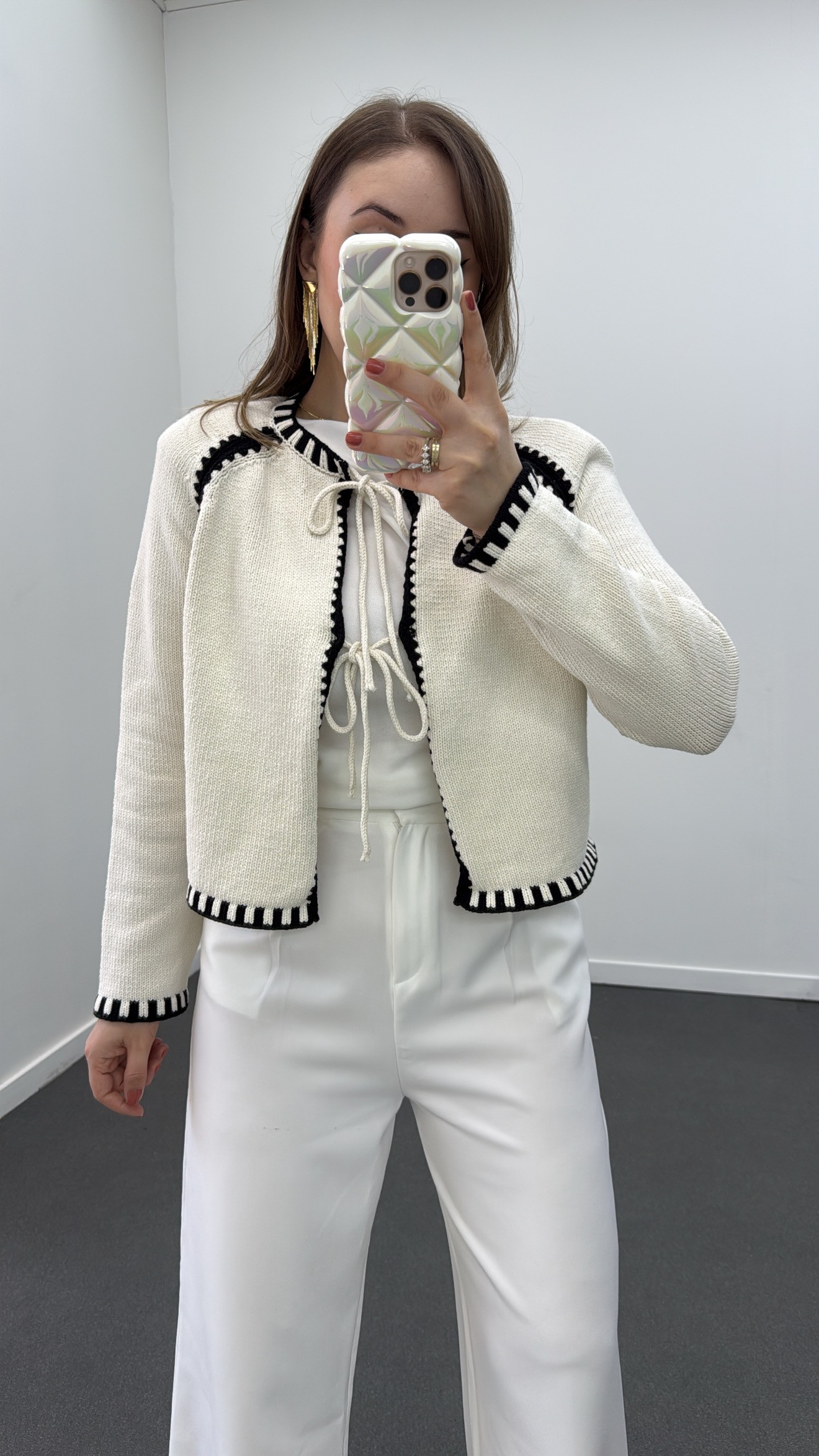 Cardigan Afra Crem Negru cu Cusături Contrast