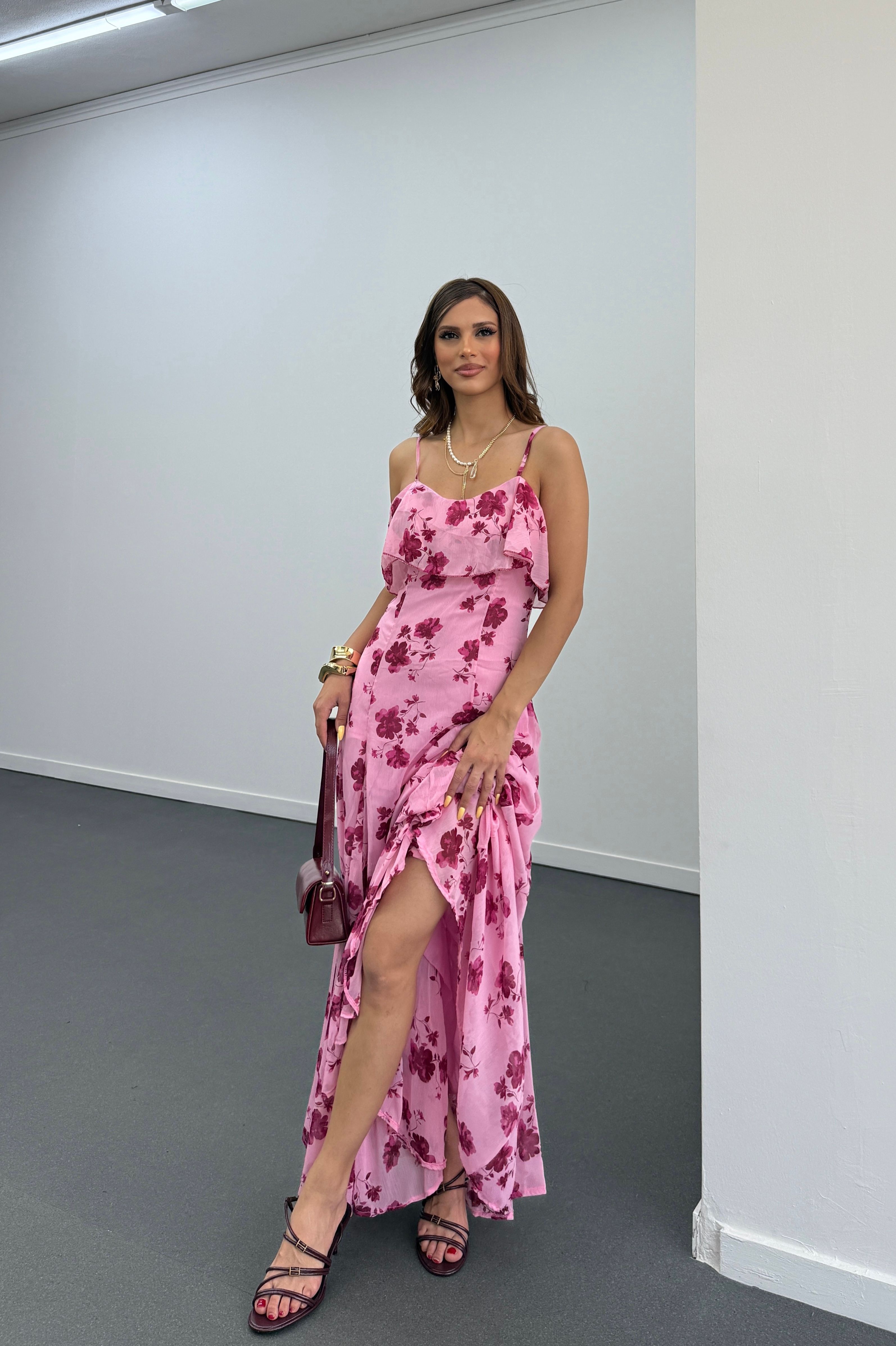 Amire Pembe Çiçek Desenli Askılı Maxi Elbise