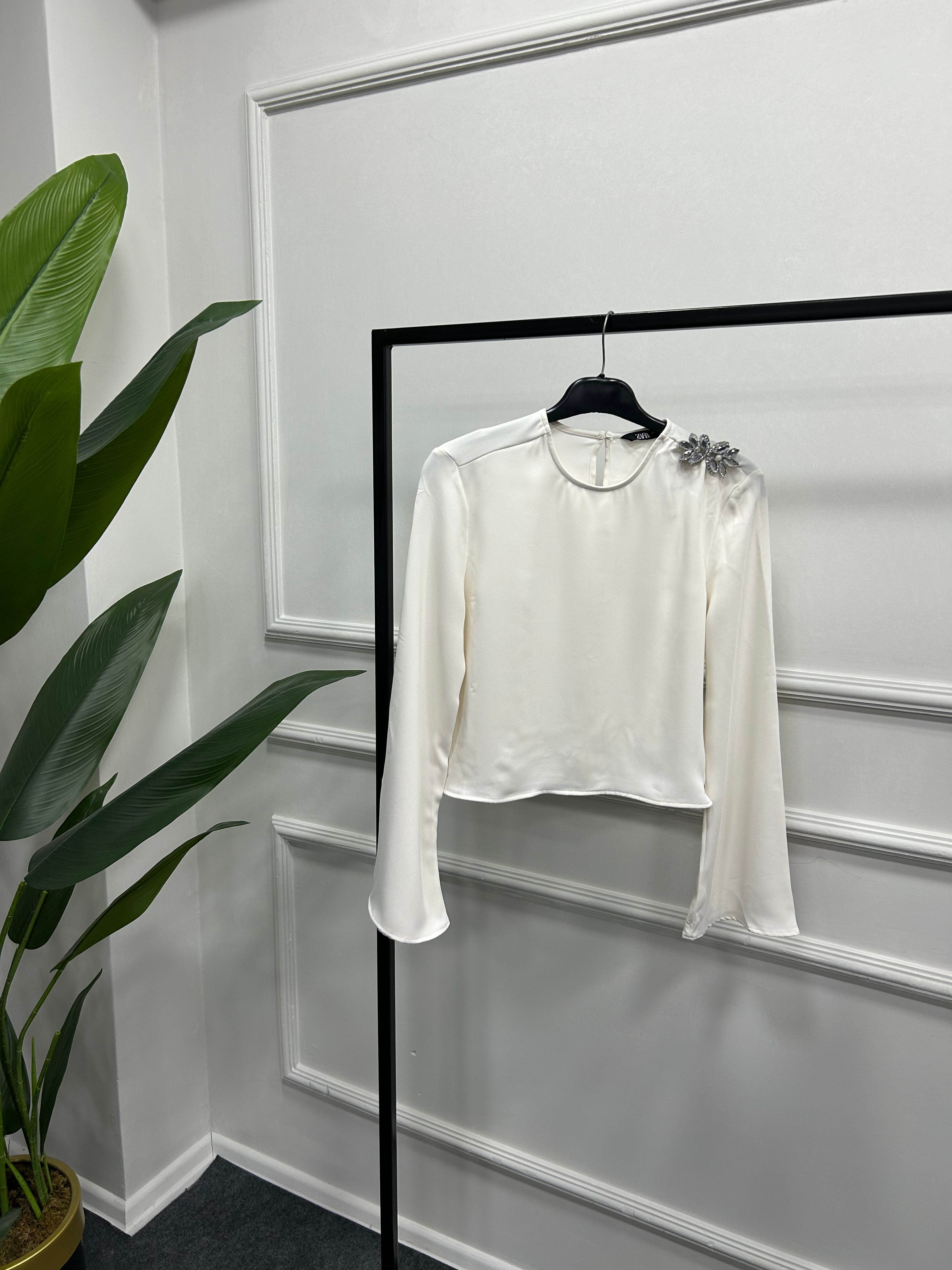 ZR Broş Detaylı Bluz DFL