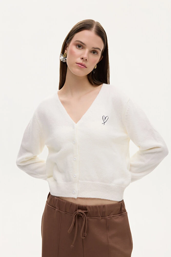 Kalp Nakışlı Düğmeli V Yaka Triko Hırka Bordo