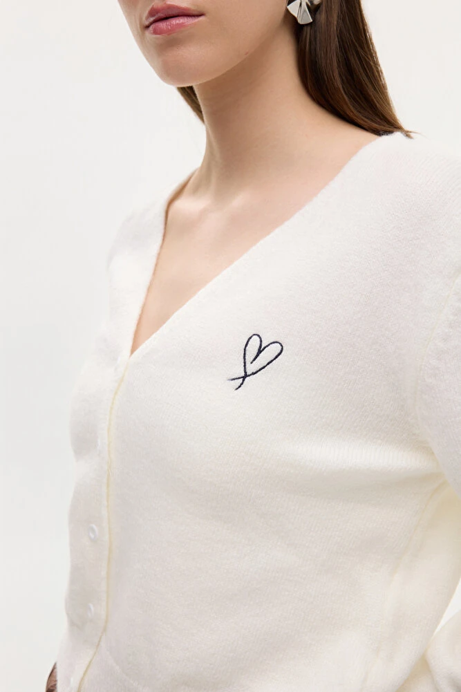 Kalp Nakışlı Düğmeli V Yaka Triko Hırka Bordo