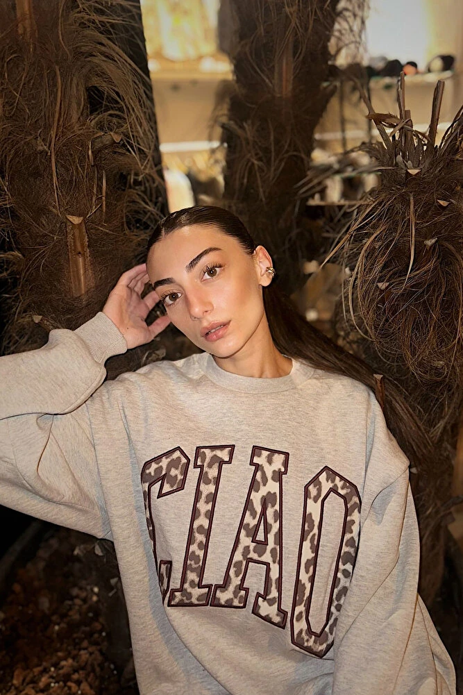 Leopar Desenli Yazı Baskılı Oversize Sweatshirt Grimelanj