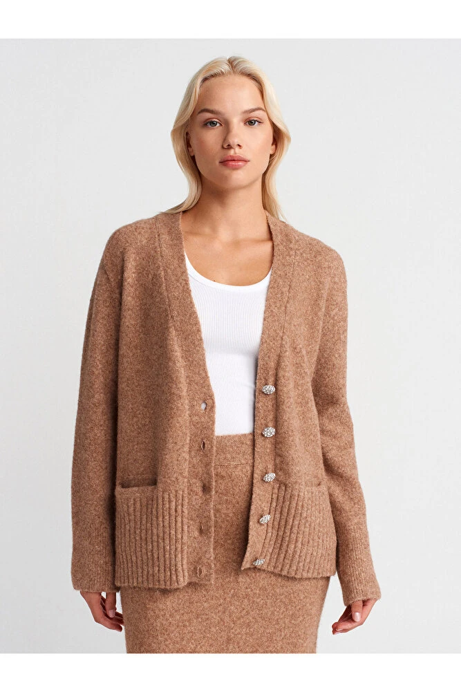 60269 V Yaka Taş Düğmeli Cepli Yumuşak Dokulu Triko Hırka-K.Bej Mel.