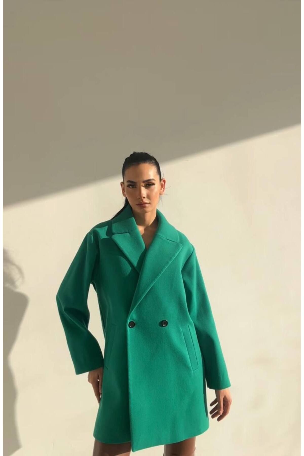 Oversize Geniş Kesim Düğmeli Kısa Kaşe Kaban
