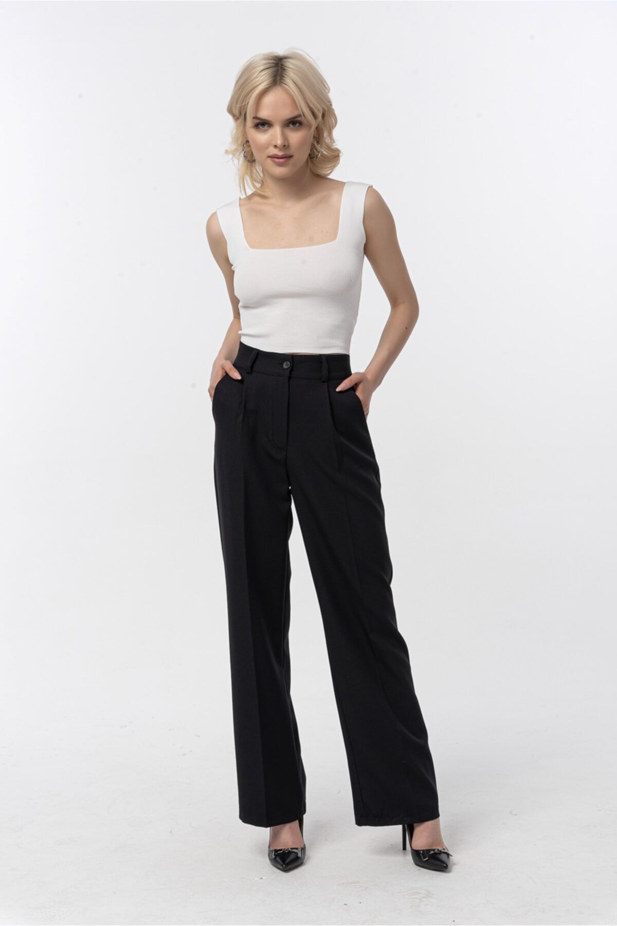 Kare Yaka Beyaz Crop Askılı Bluz