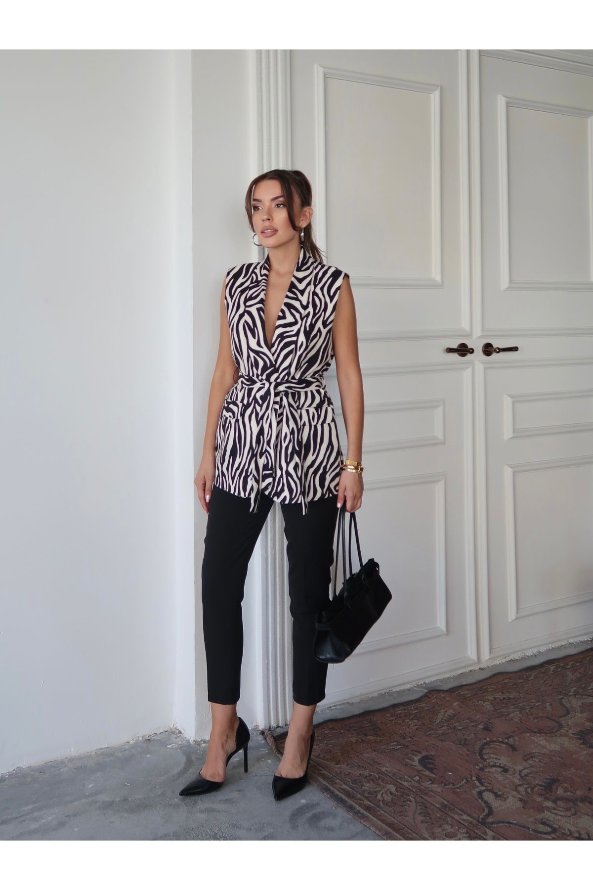 Violet Kuşaklı Yelek Ve Siyah Pantolon Takım Zebra Desenli