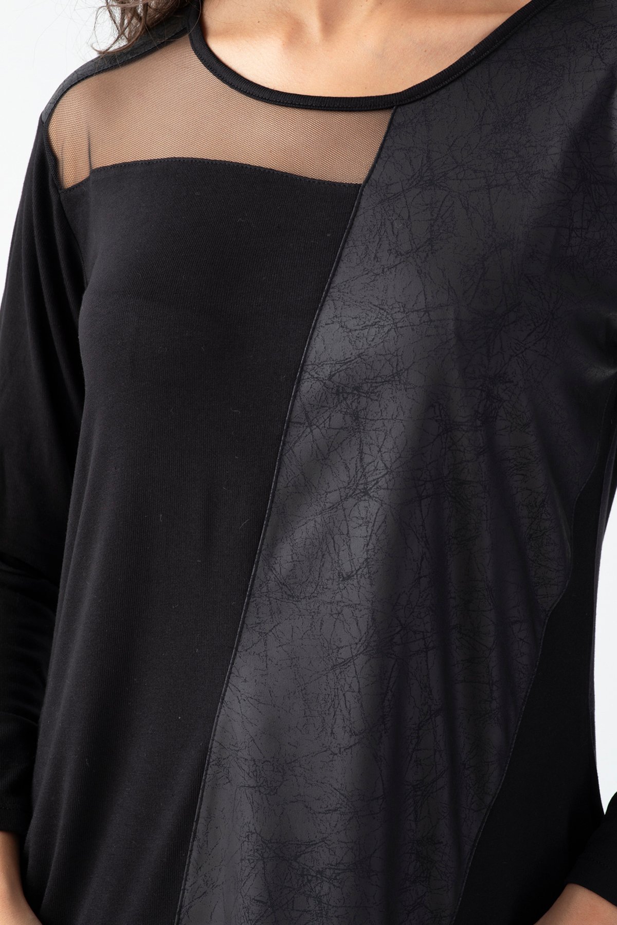 Kadın Siyah Yaksı Tül Detaylı Önü Suni Derili Eteği Aimetrik Bluz