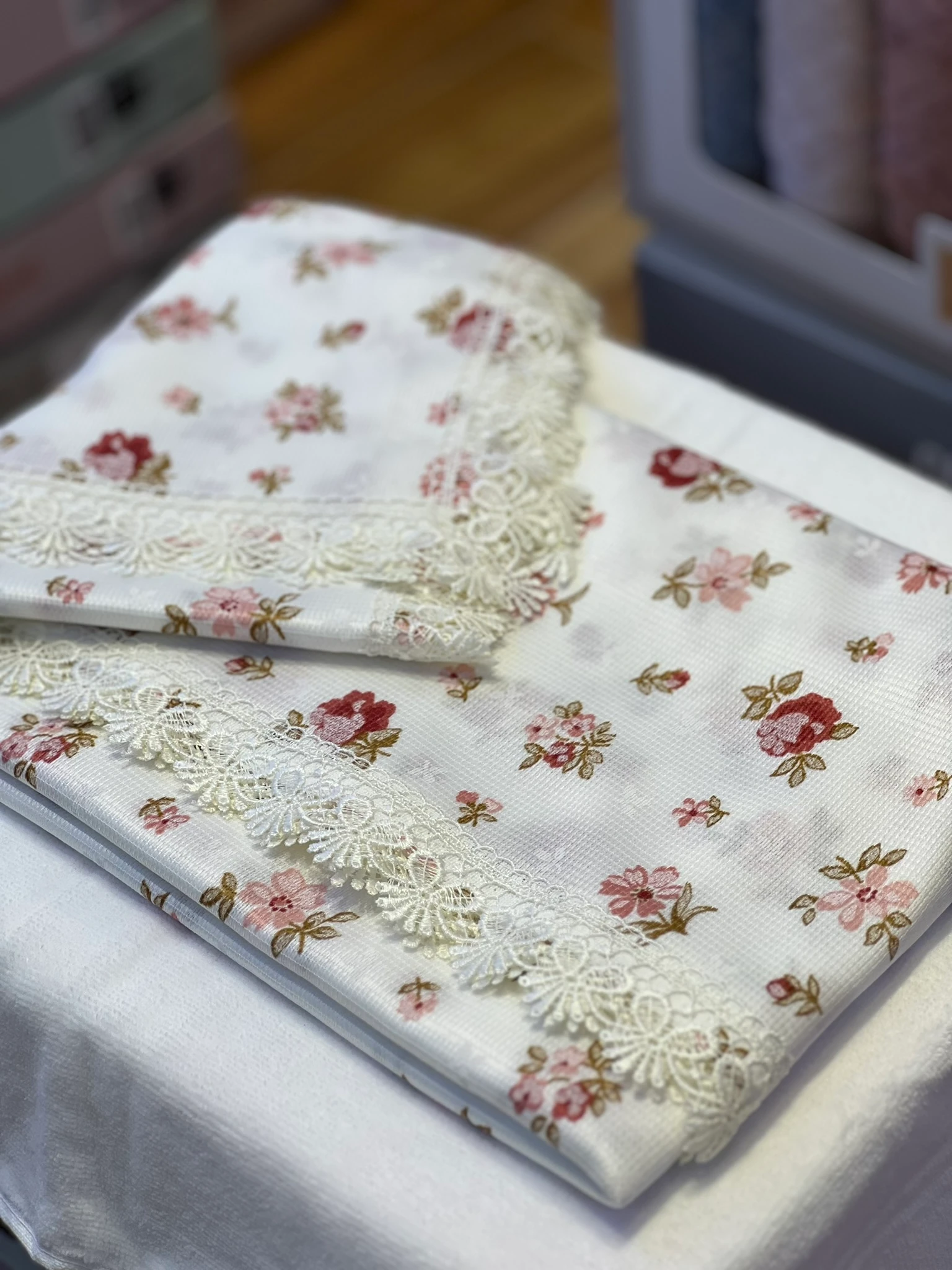 140x150 Raşel Güpürlü Sofra Bezi Pudra Kırçiçeği