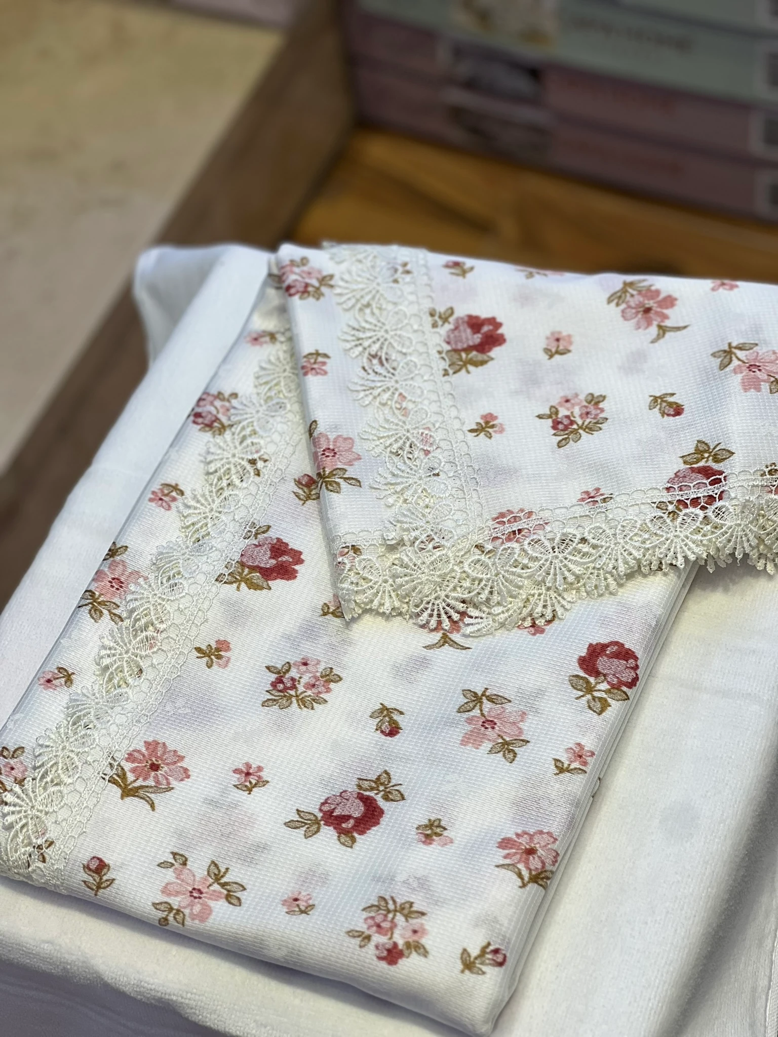 140x150 Raşel Güpürlü Sofra Bezi Pudra Kırçiçeği