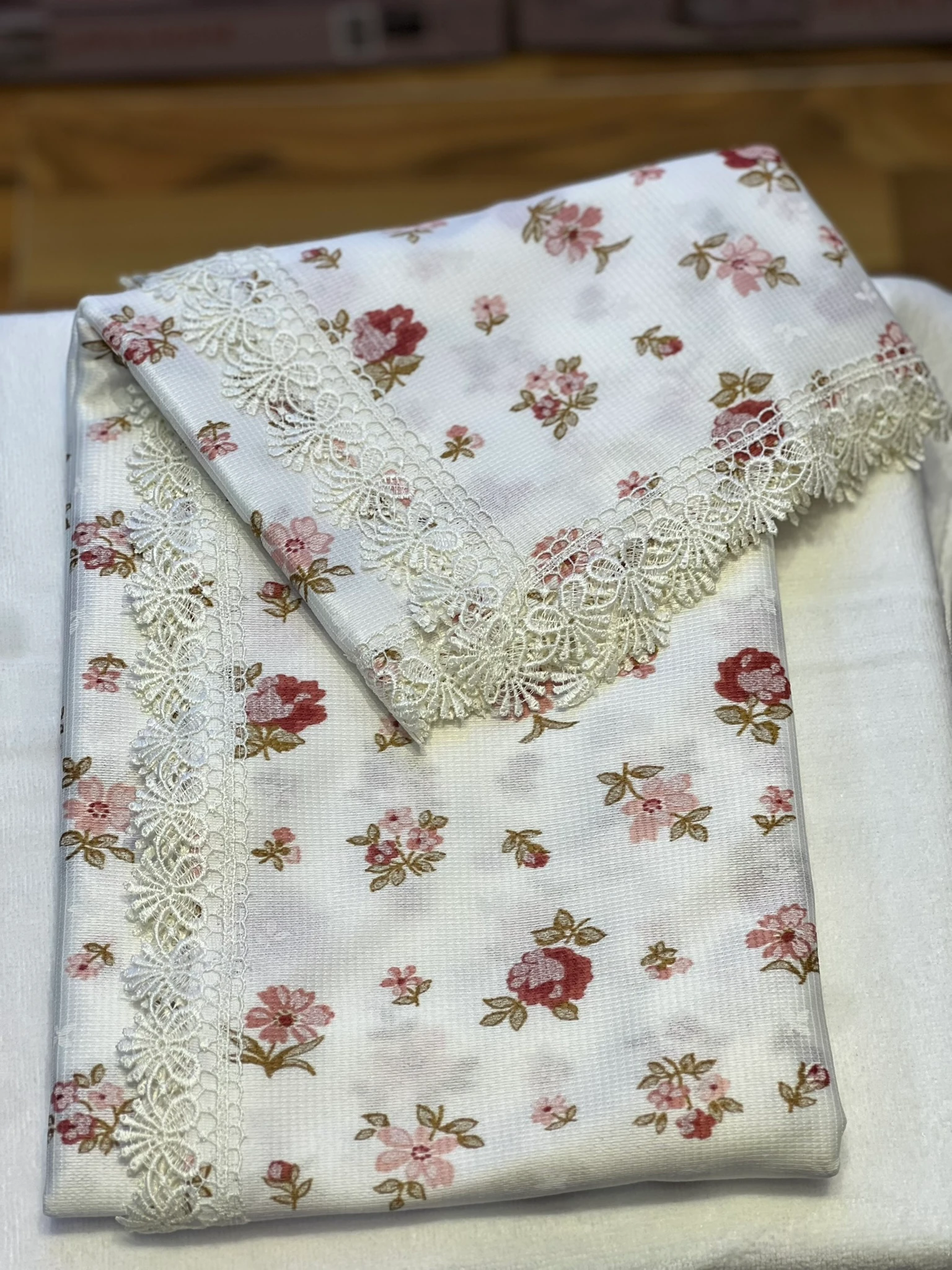 140x150 Raşel Güpürlü Sofra Bezi Pudra Kırçiçeği