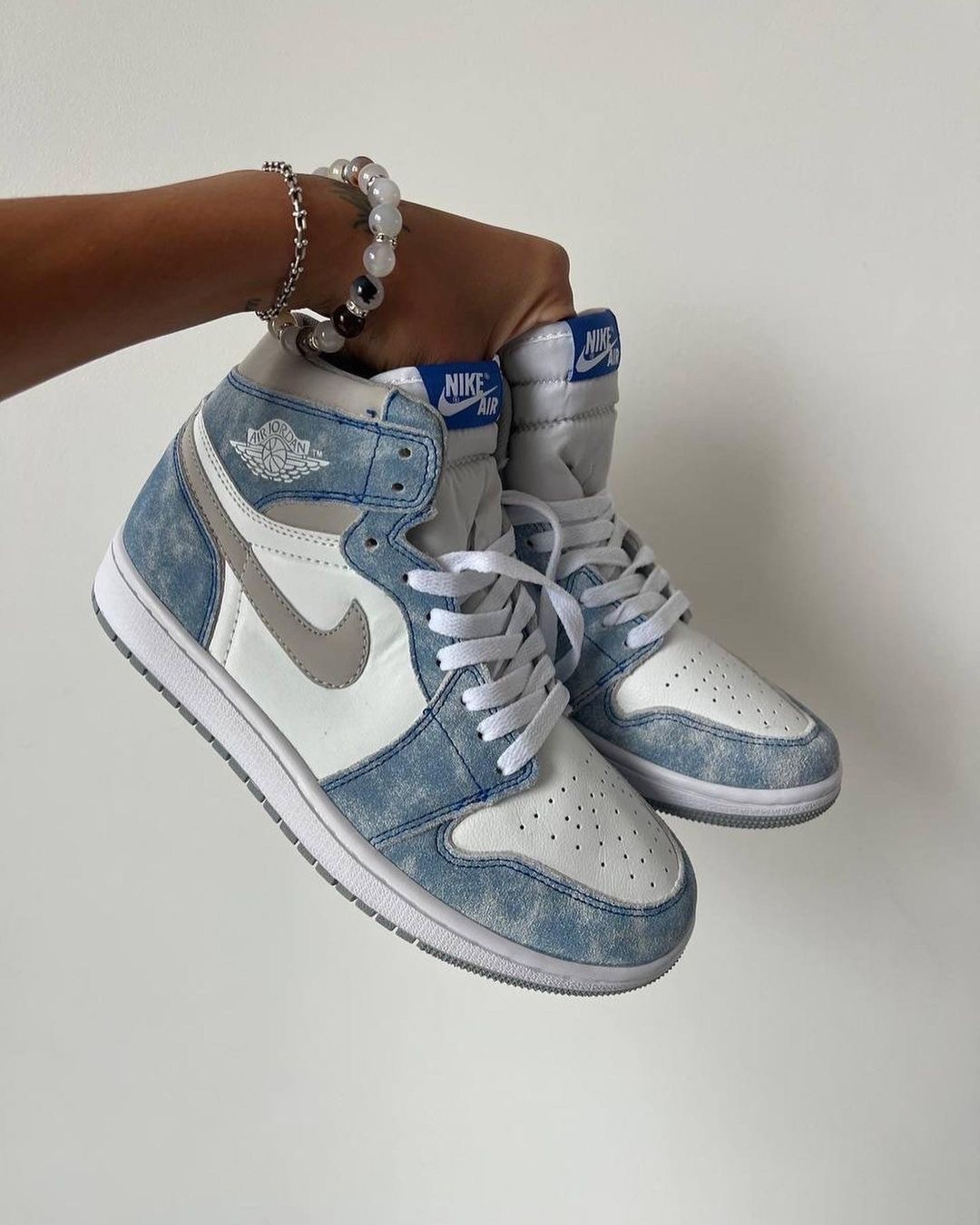 Air Jordan 1 Hyper Royal