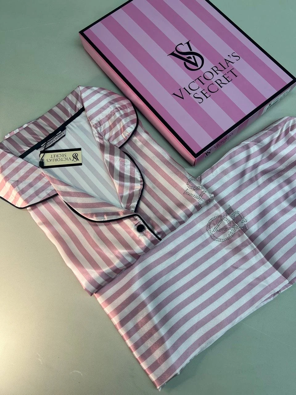 Victoria Secret’s Çizgili Pijama Takımı görsel 3
