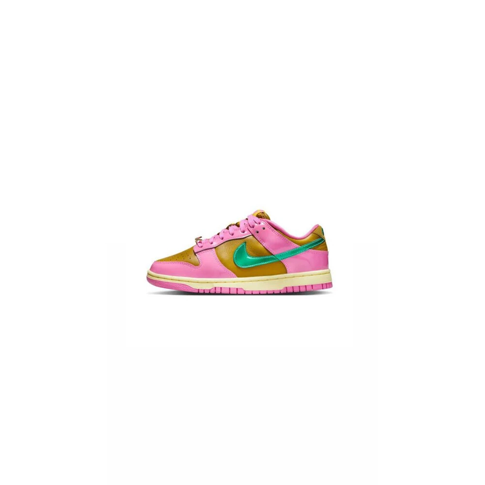 Nike DUNK LOW X PARRIS GOEBEL görsel 2