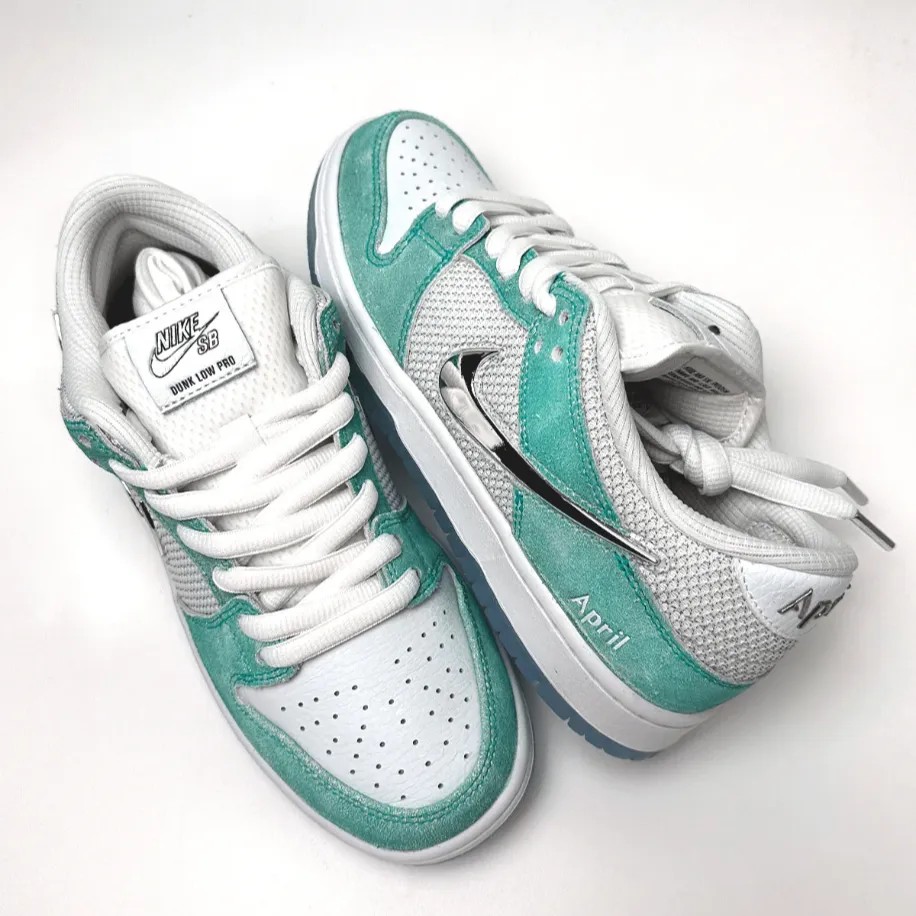 NIKE SB DUNK LOW APRIL SKATEBOARDS