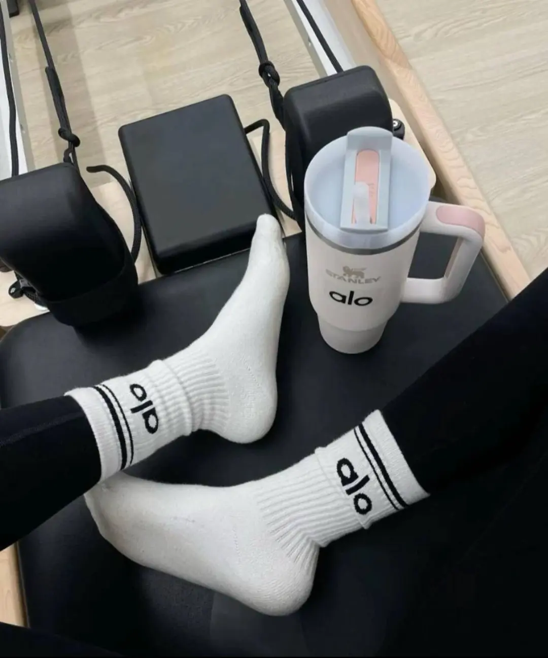 Alo Yoga 12 Adet. 3x4 Paket Women's Throwback Barre Sock - White/Black görsel 3