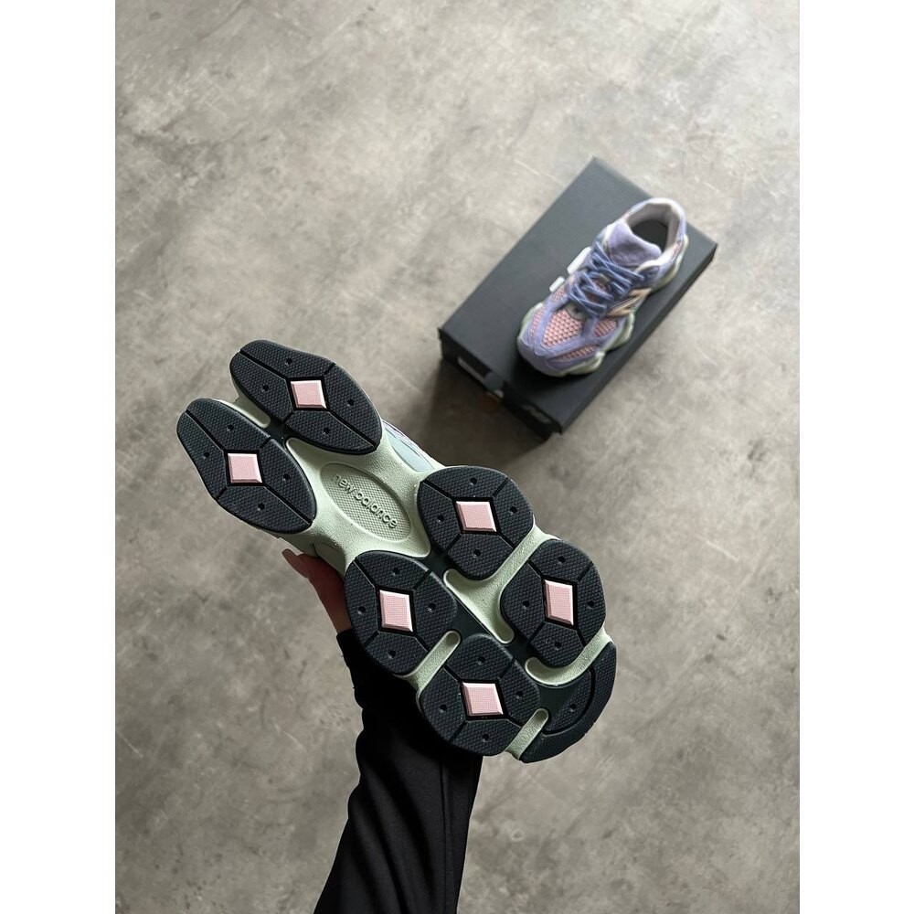 New balance U 9060 Missing Piecs