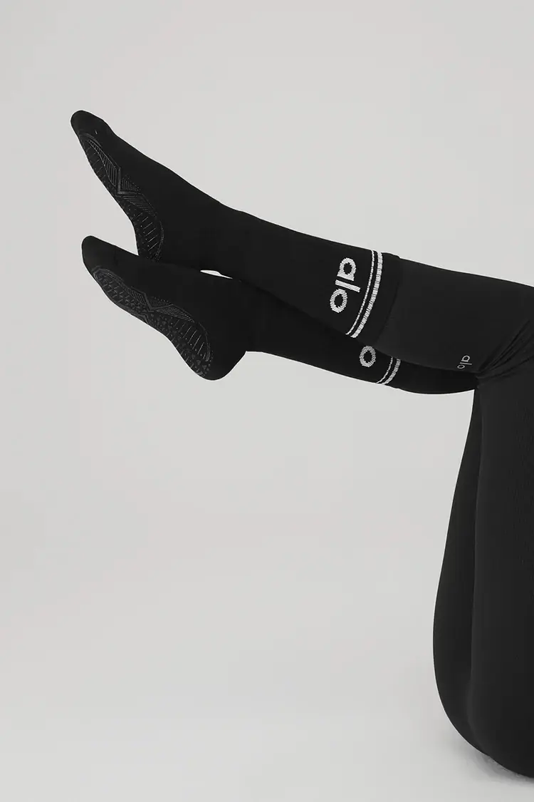 Alo Yoga 12 Adet. 3x4 Paket Women's Throwback Barre Sock - Black/White görsel 2