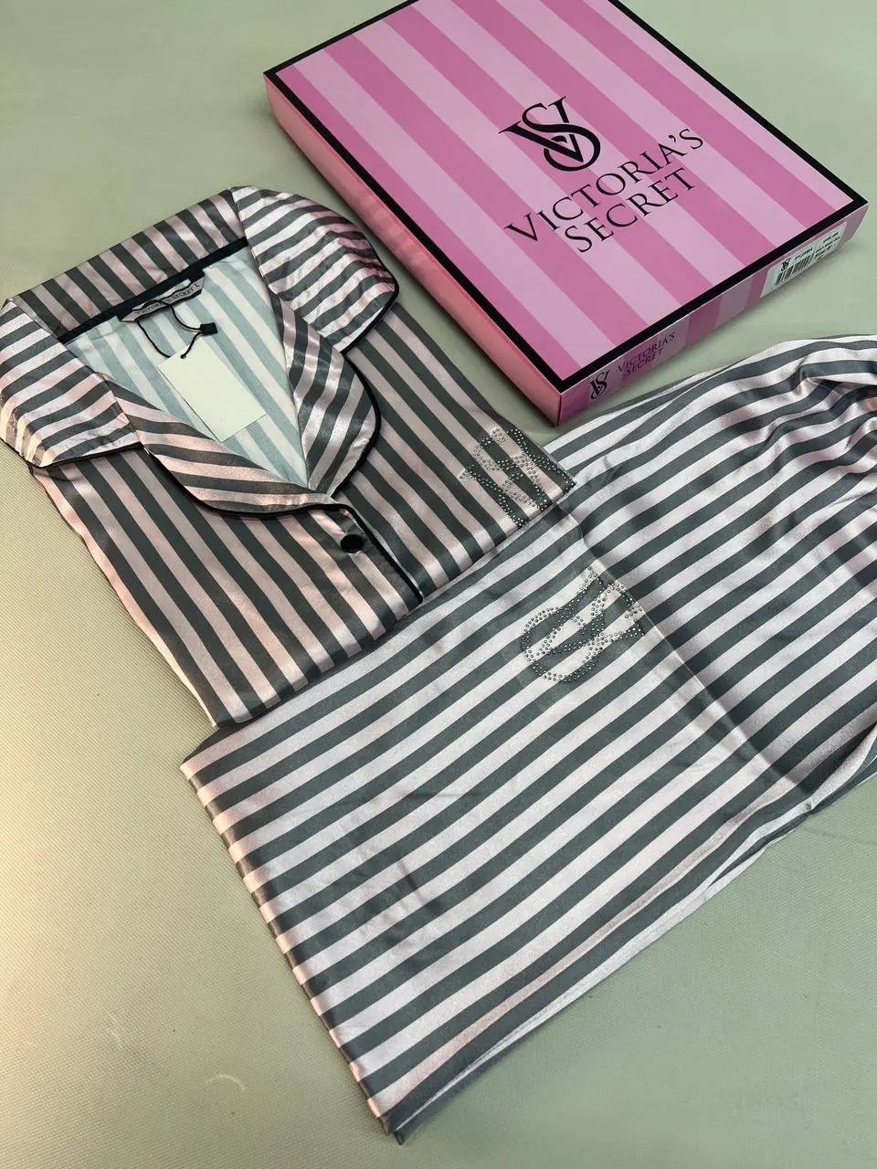 Victoria Secret’s Çizgili Pijama Takımı