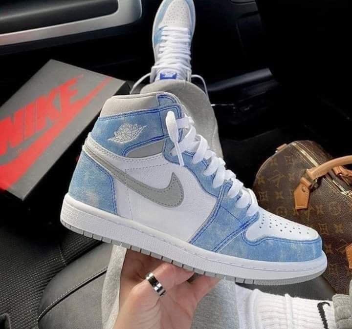Air Jordan 1 Hyper Royal