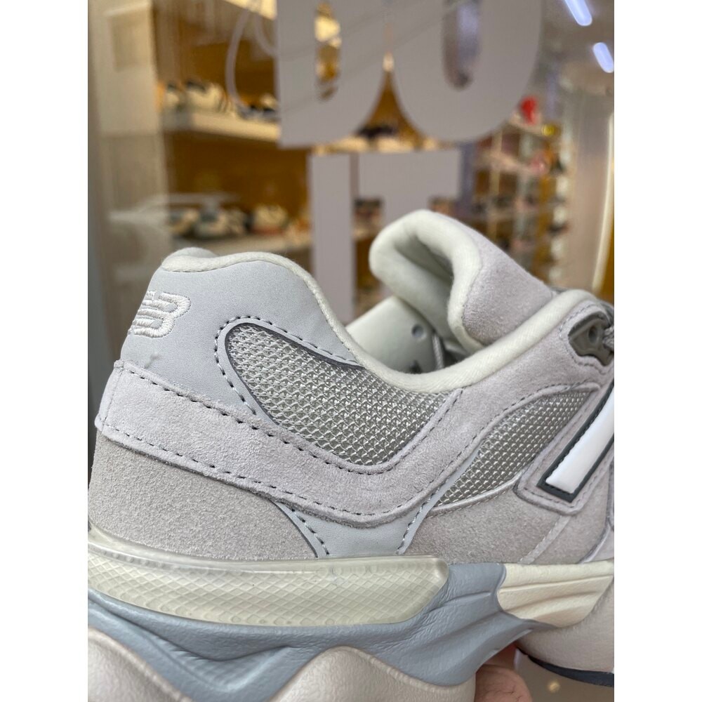 New Balance 9060 Oile